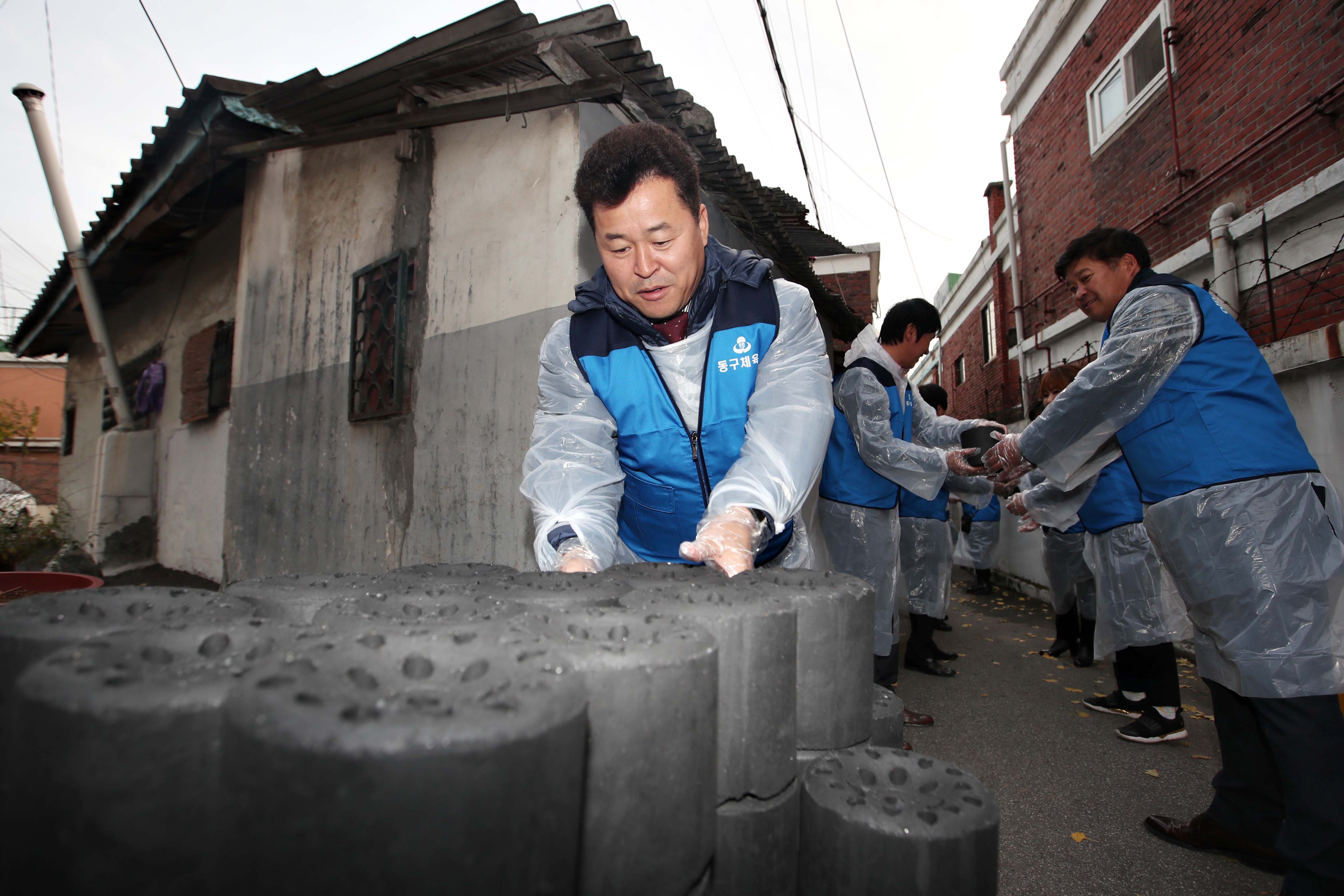 20191125_동구체육회_이웃돕기_사랑의_연탄나눔13.jpg 이미지