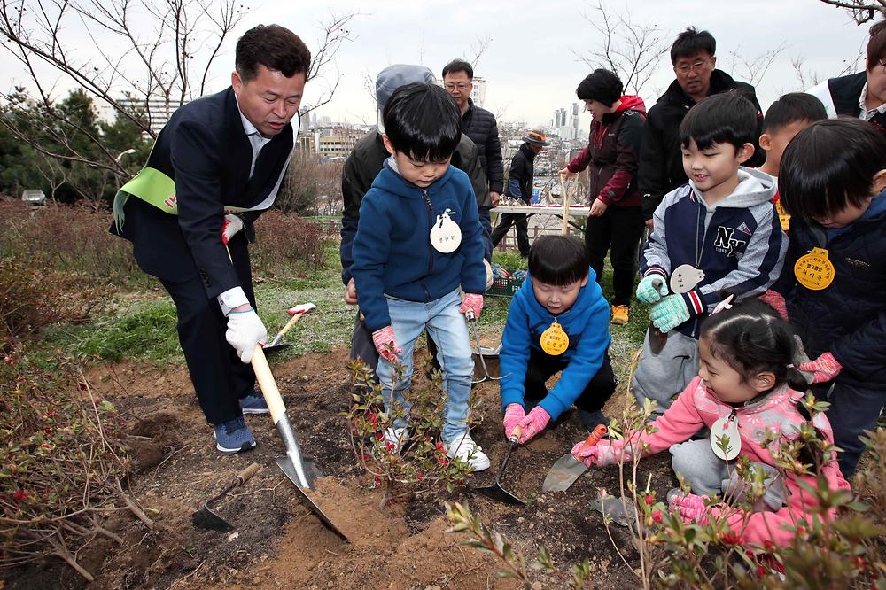 식목일 나무심기 행사 사진