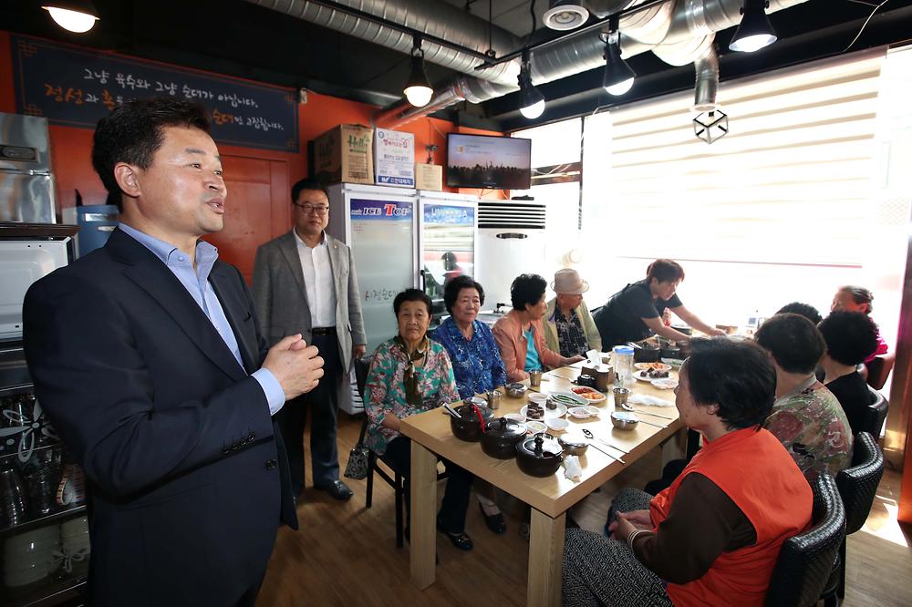 관내 음식업주(시정순대) 경로당 노인 무료급식 제공 사진
