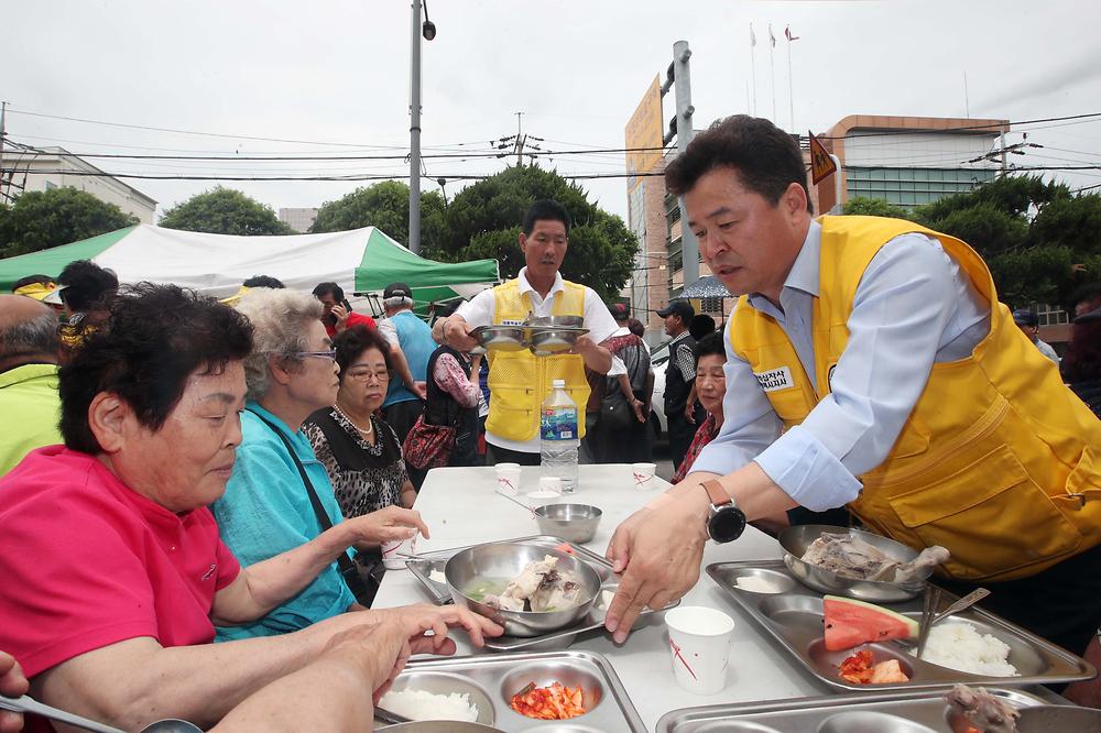 대한적십자사인천지사 동구지구협의회 삼계탕 나눔 사진