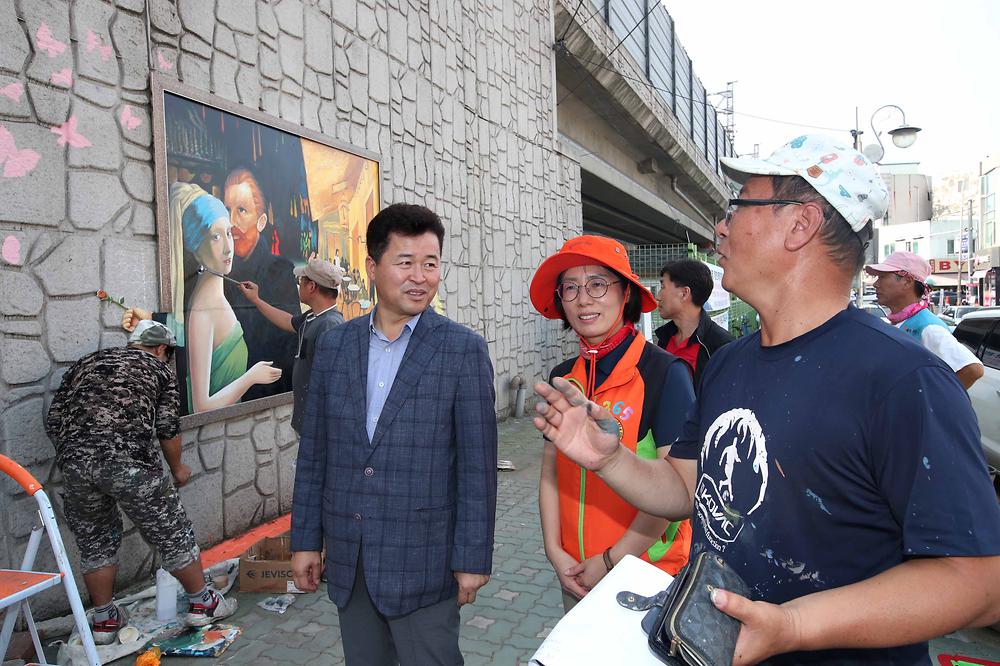 동인천역북광장 벽화 그리기 사진
