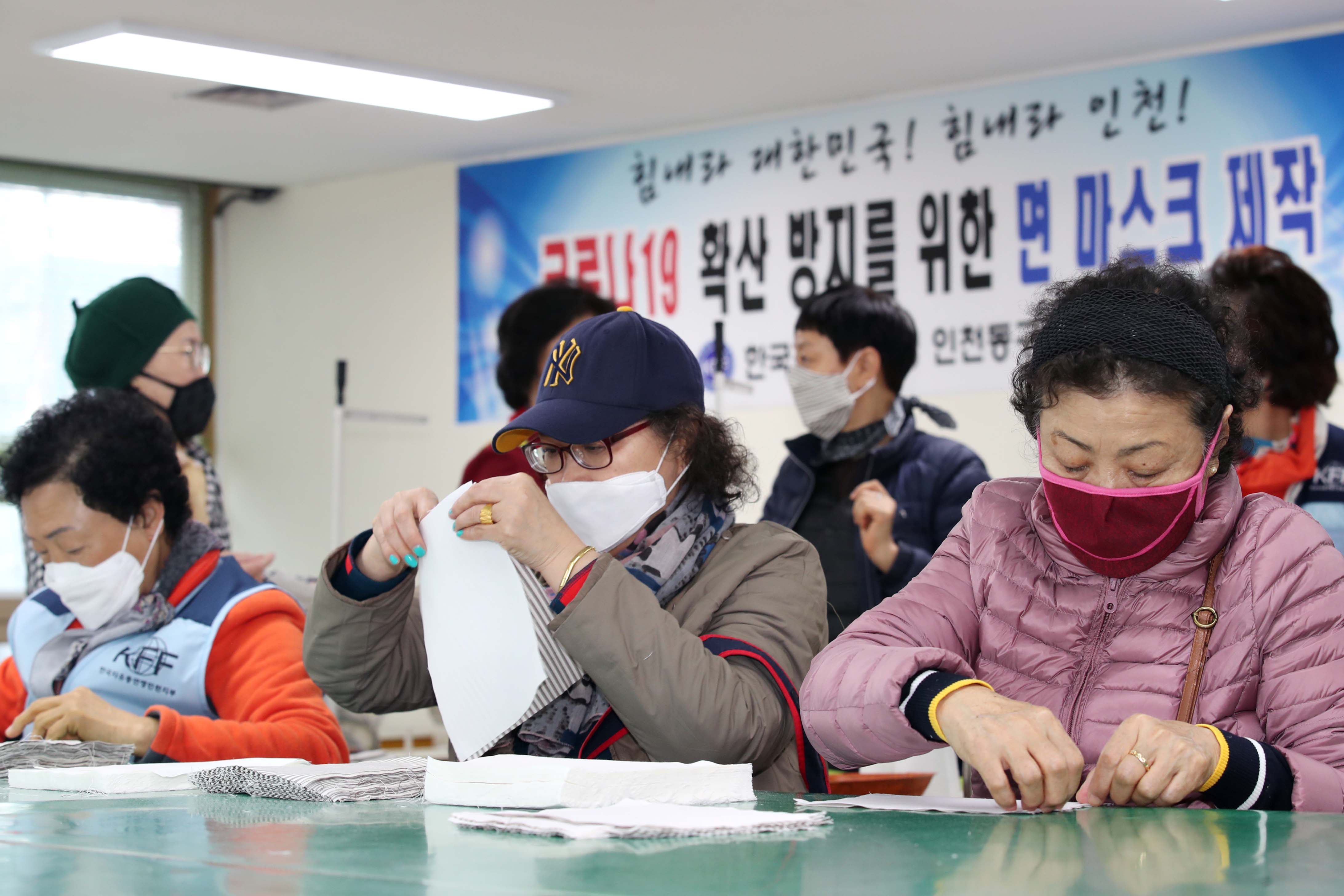 20200313_한국자유총연맹_면_마스크_제작봉사7.jpg 이미지