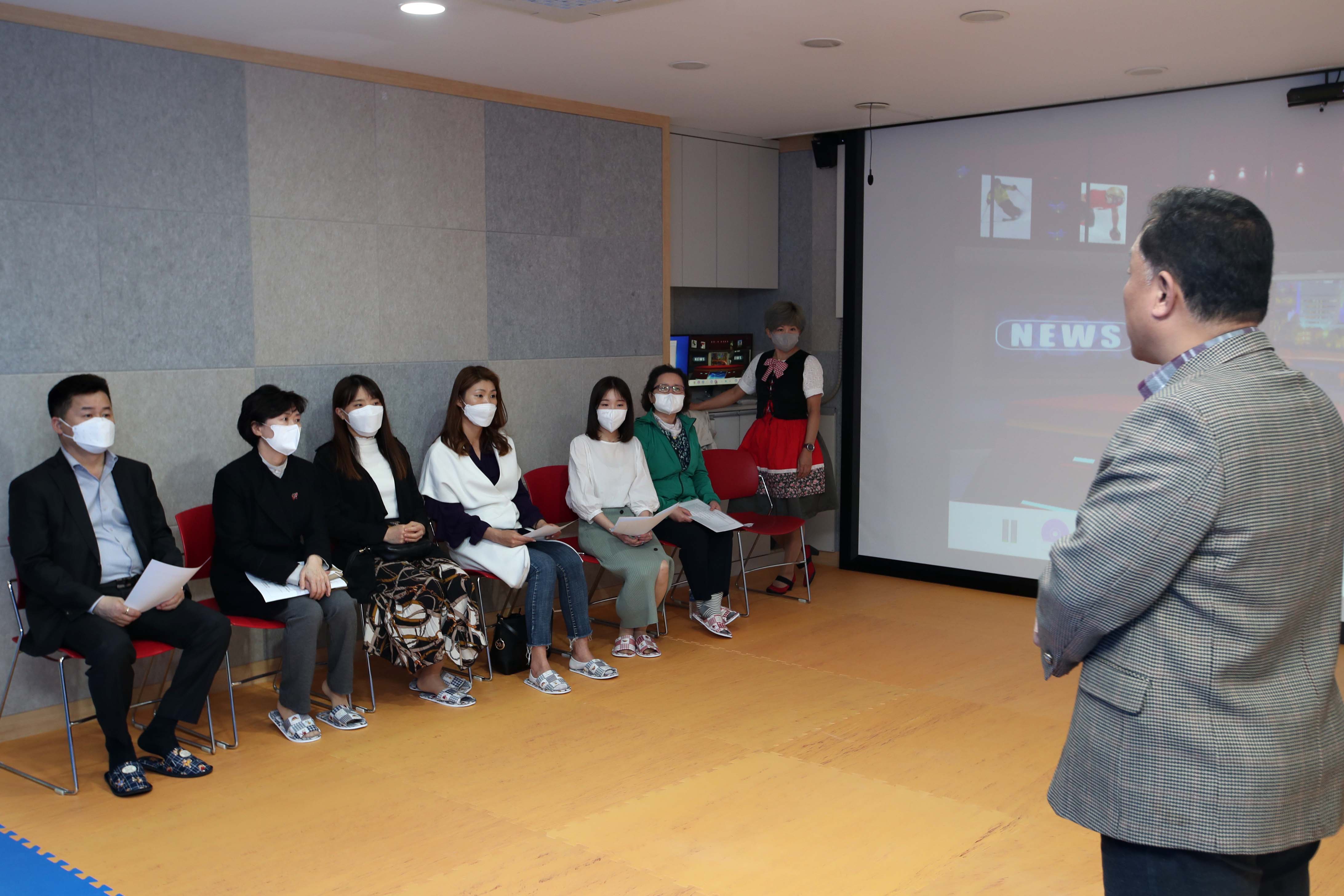 20200403_송림도서관_가상현실_체험학습관_시연회10.jpg 이미지