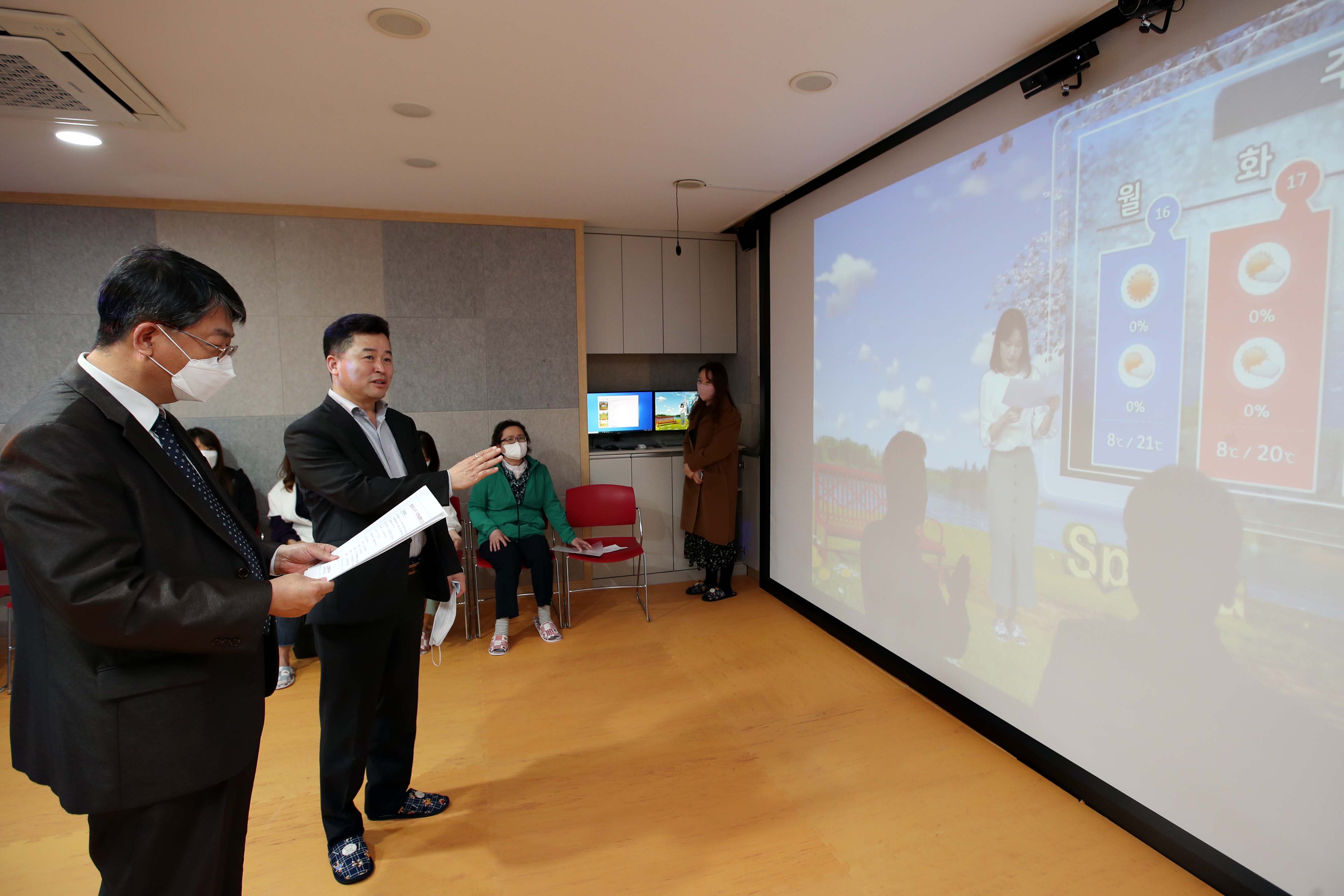 20200403_송림도서관_가상현실_체험학습관_시연회2.jpg 이미지