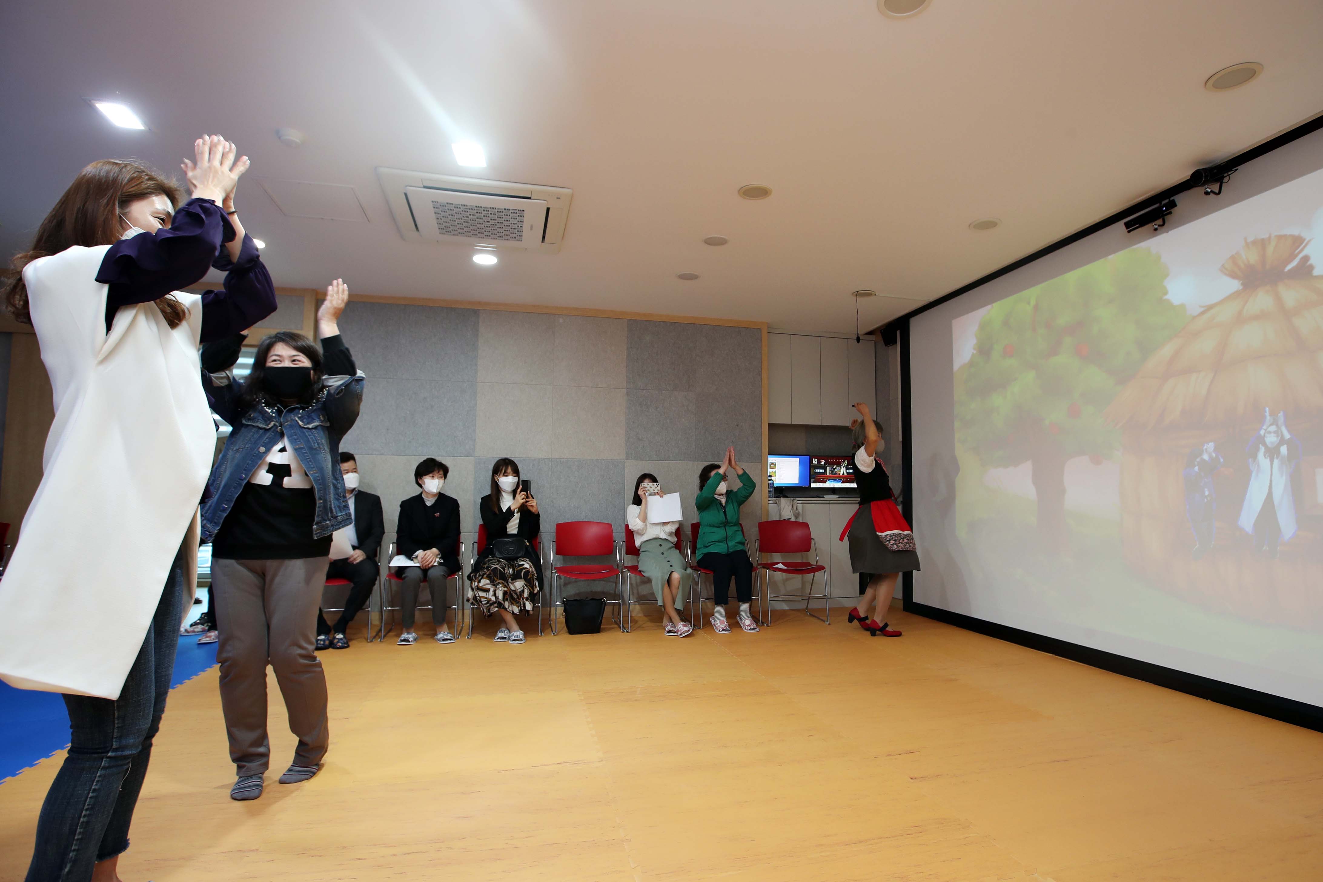 20200403_송림도서관_가상현실_체험학습관_시연회5.jpg 이미지