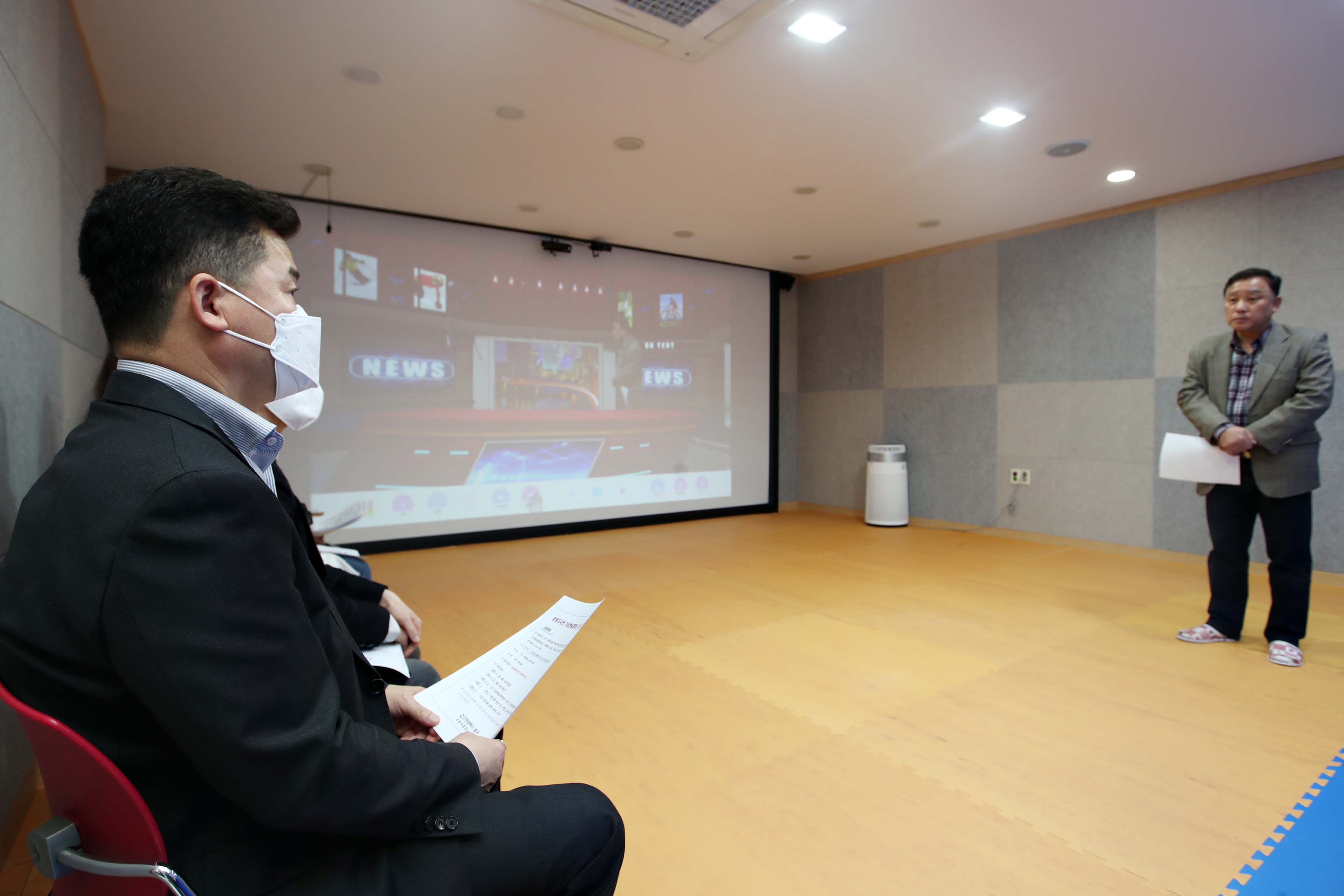 20200403_송림도서관_가상현실_체험학습관_시연회6.jpg 이미지