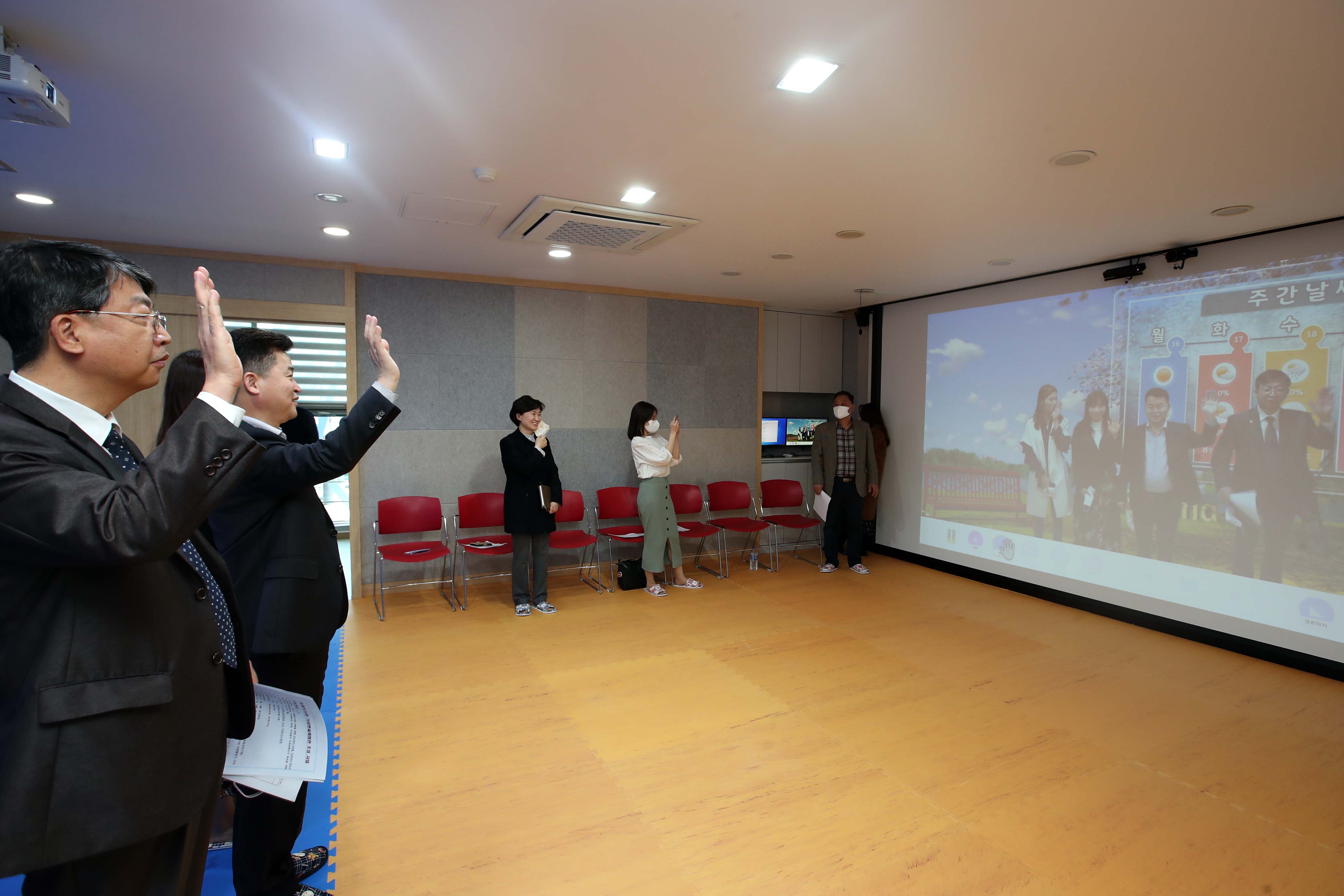 20200403_송림도서관_가상현실_체험학습관_시연회8.jpg 이미지