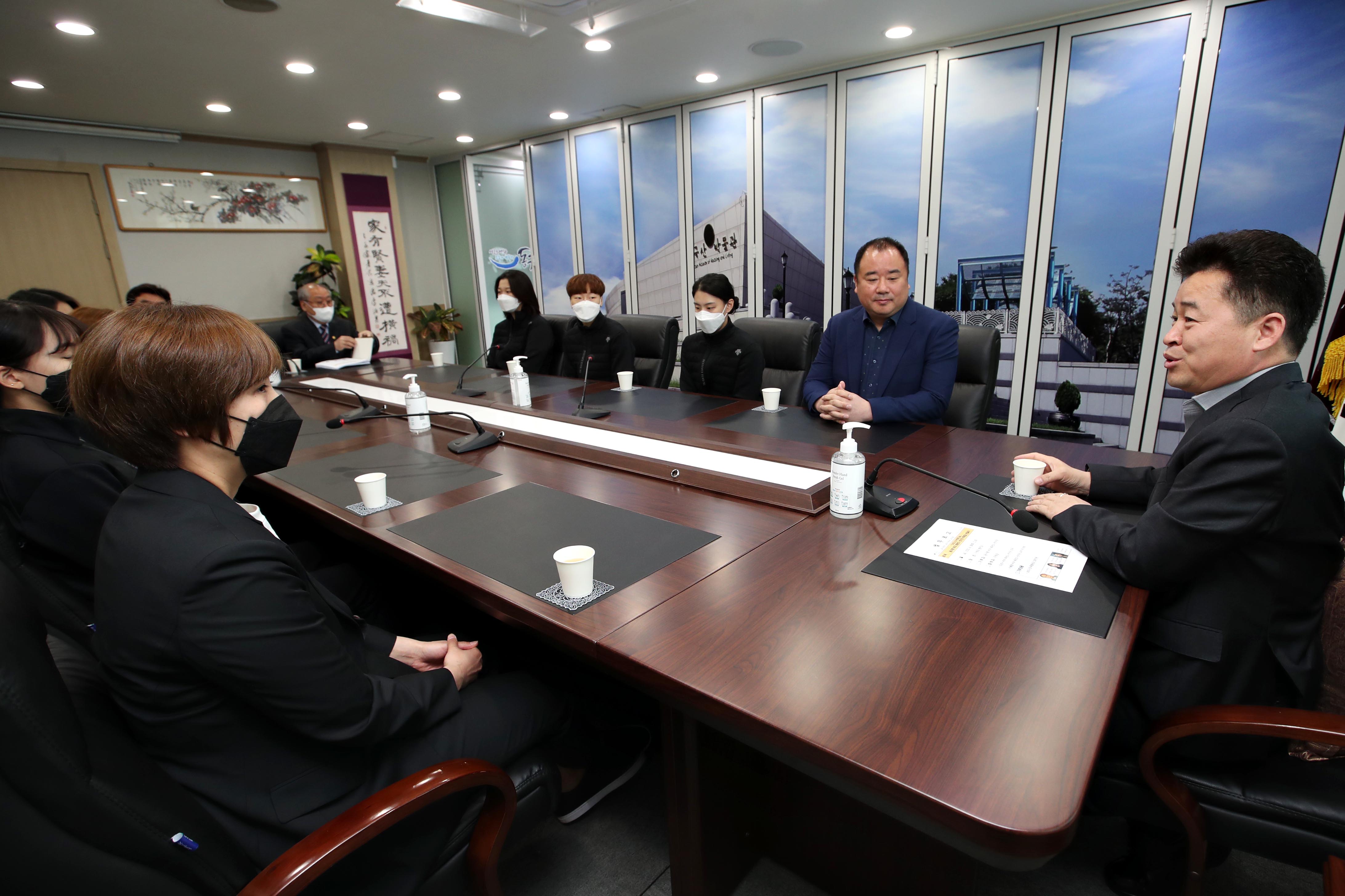 20200428_동구청_여자태권도_선수단_코로나19_희망나눔_성금_기탁식3.jpg 이미지