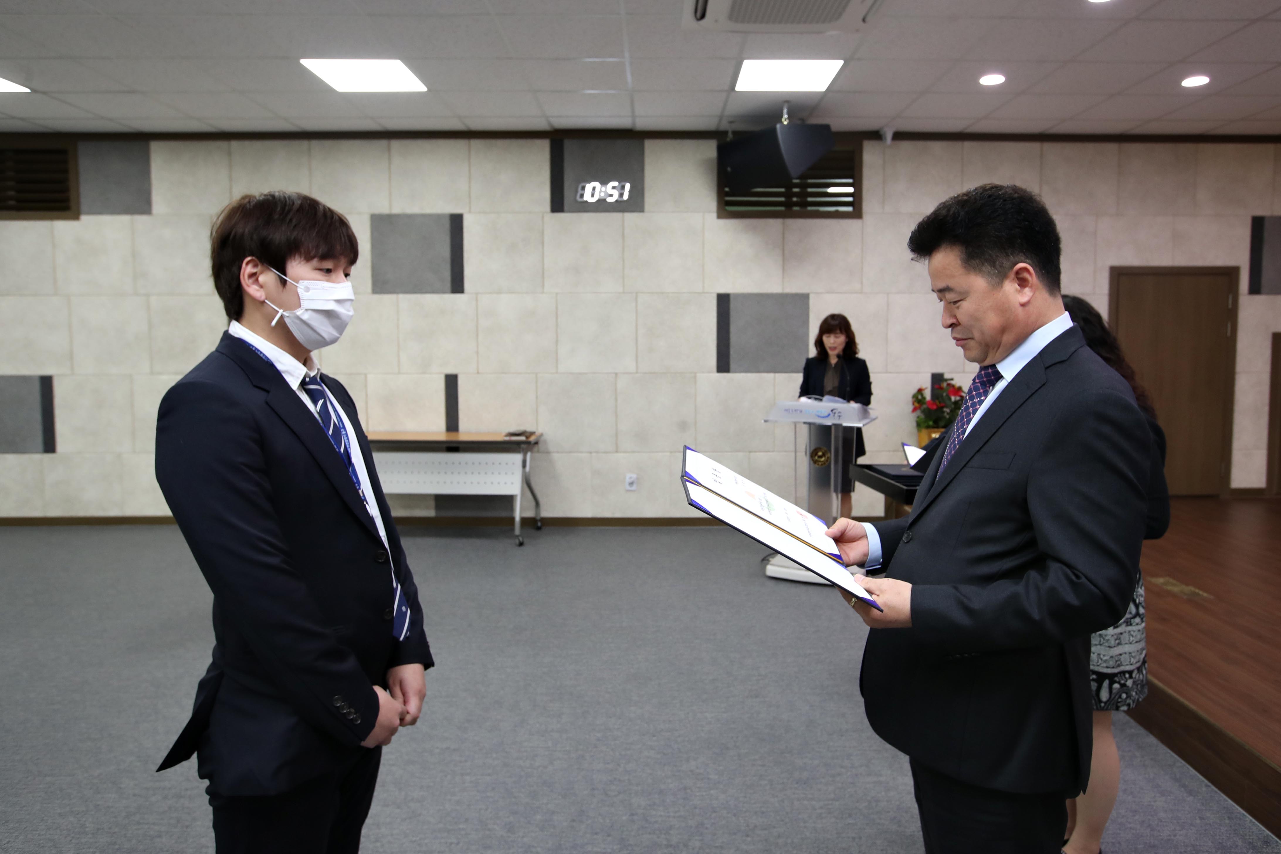 20200429_임용장_수여식10.jpg 이미지