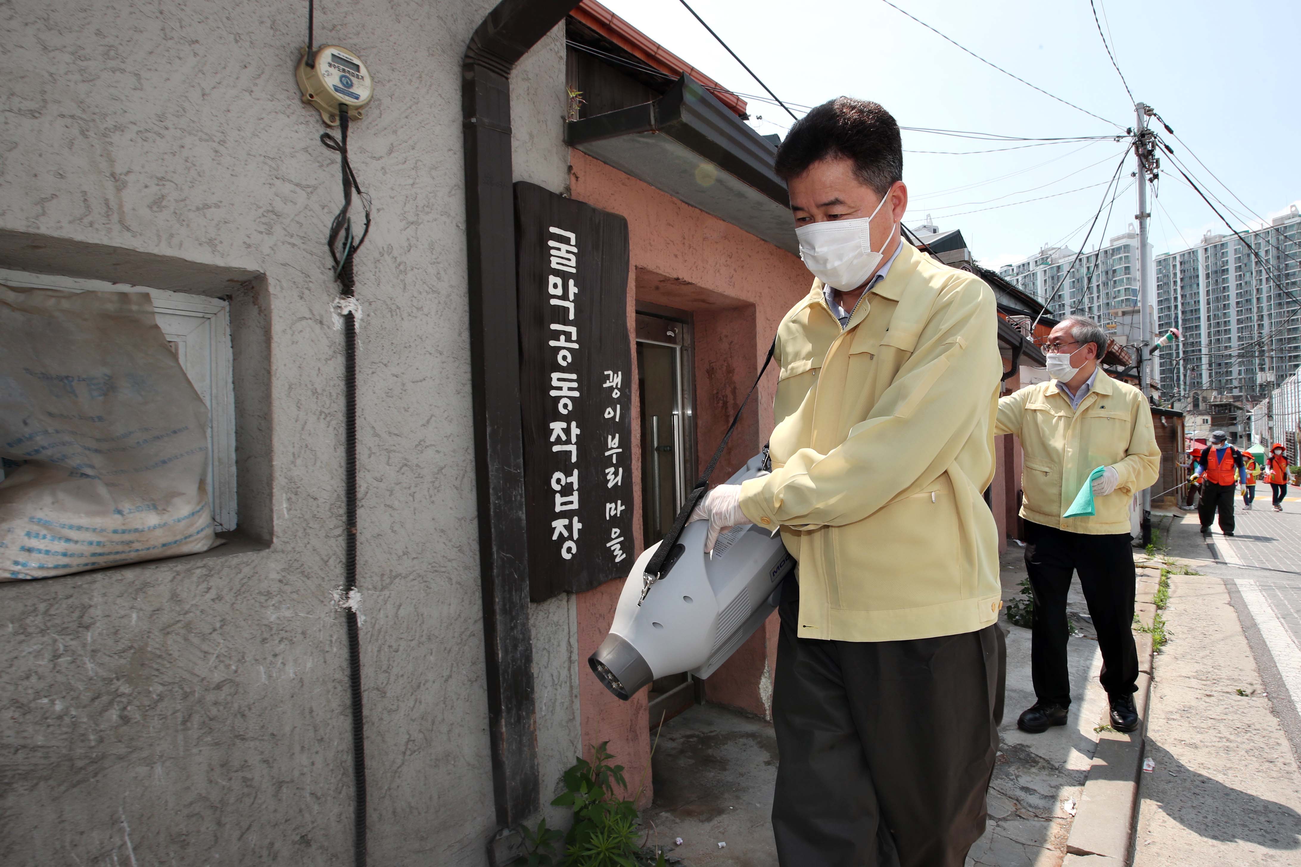 20200619_만석동_쪽방촌_방역1.jpg 이미지