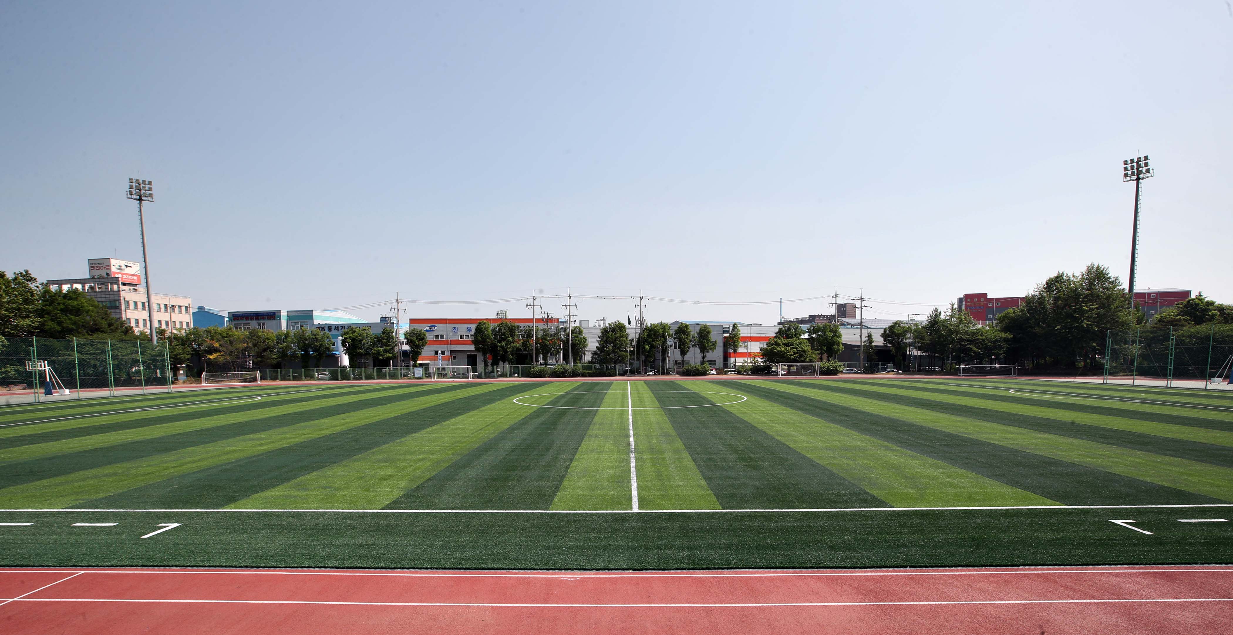 20200622_구민운동장_잔디_교체_공사1.jpg 이미지