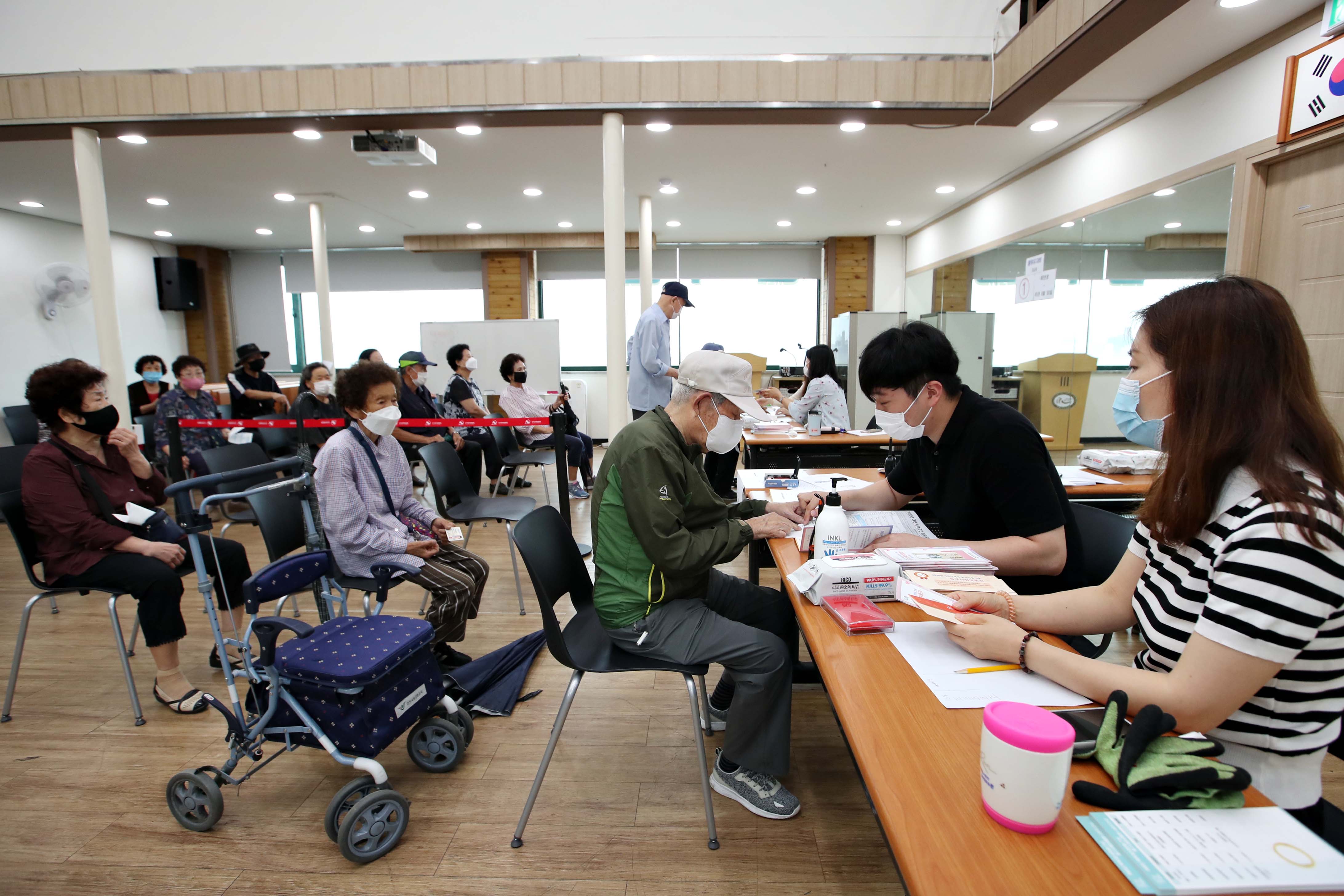 20200710_품위유지비_지급_개시_동_방문4.jpg 이미지