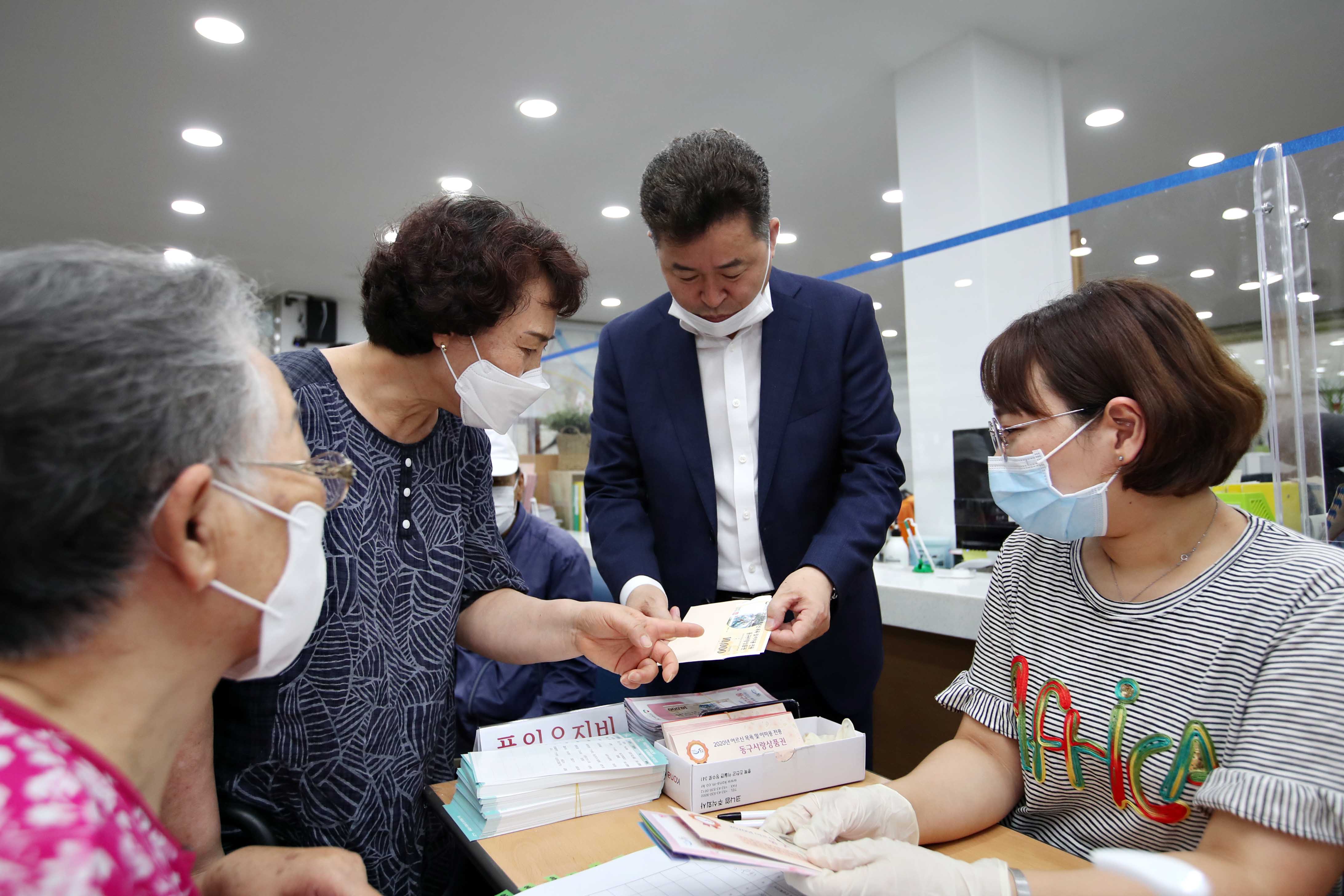 20200710_품위유지비_지급_개시_동_방문6.jpg 이미지