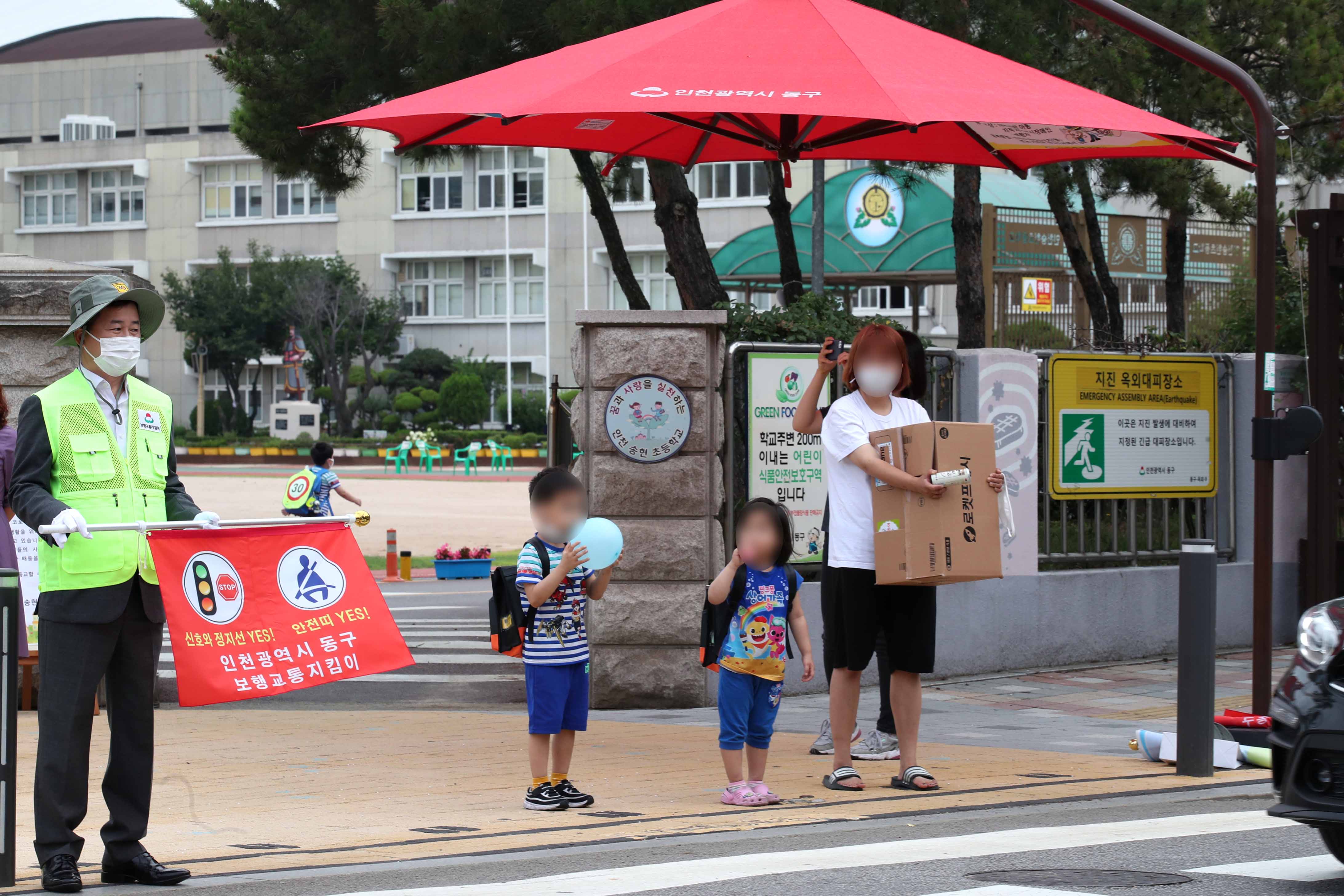 20200716_학교앞_보행교통_안전지킴이_방문2.jpg 이미지
