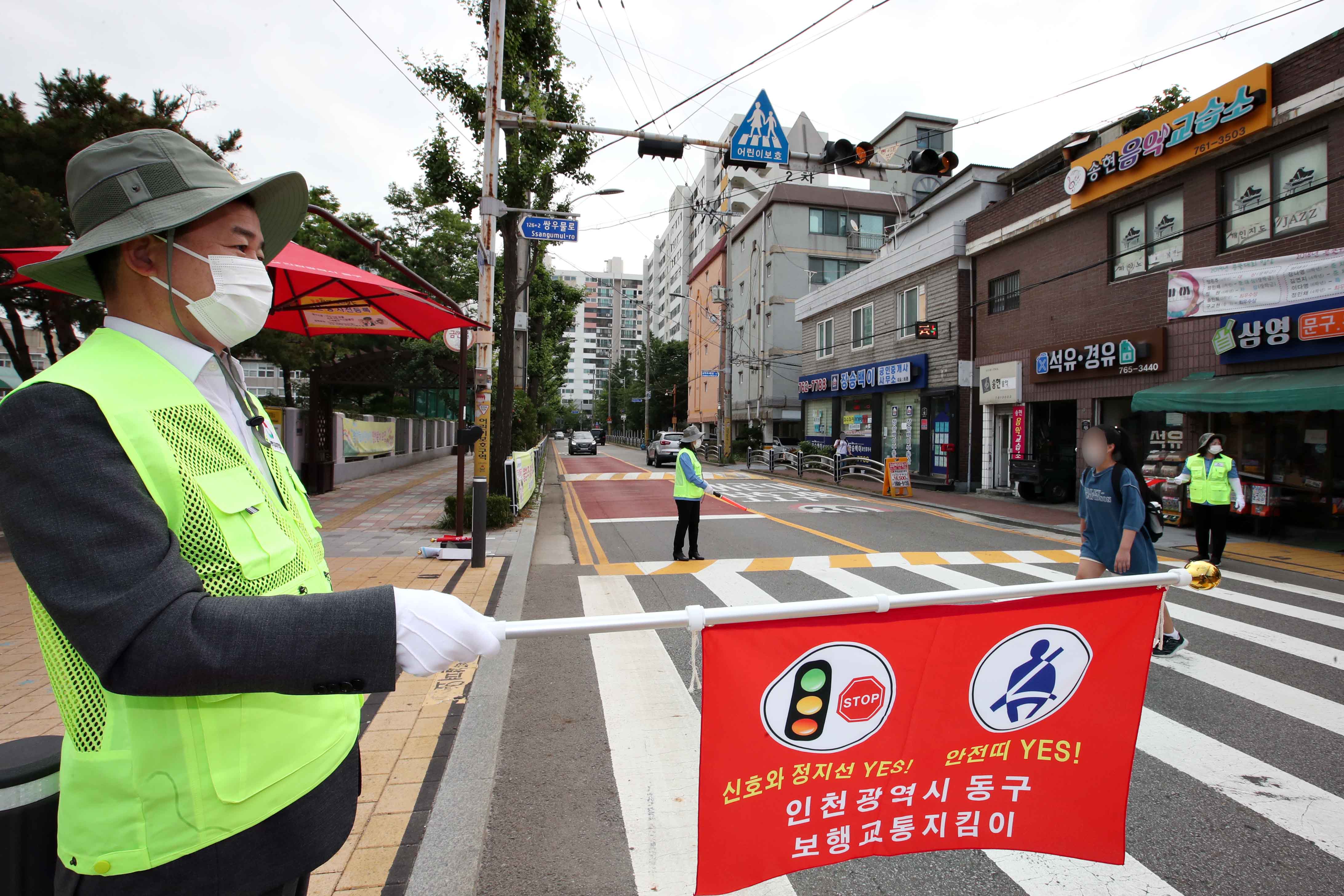 20200716_학교앞_보행교통_안전지킴이_방문3.jpg 이미지
