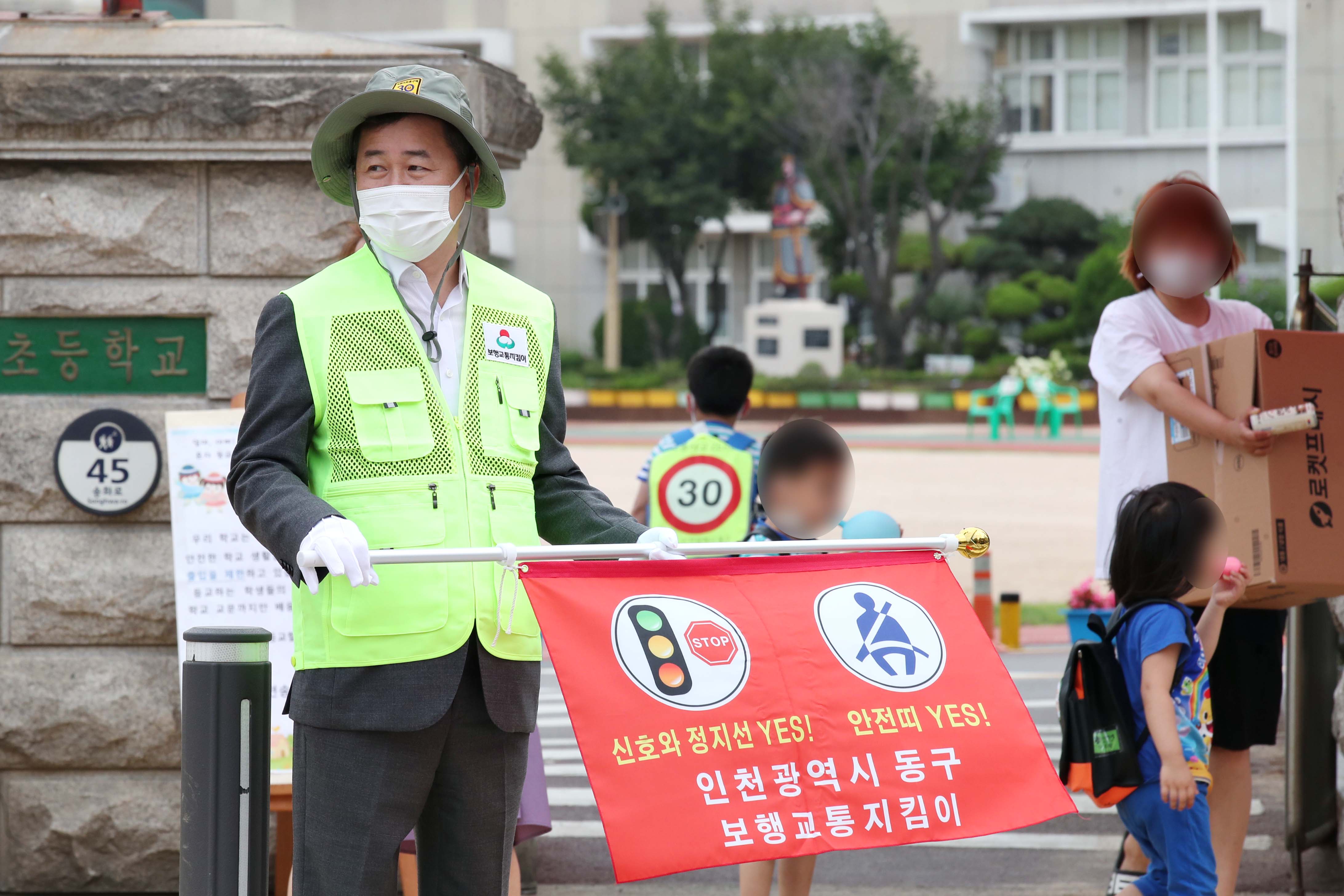 20200716_학교앞_보행교통_안전지킴이_방문5.jpg 이미지