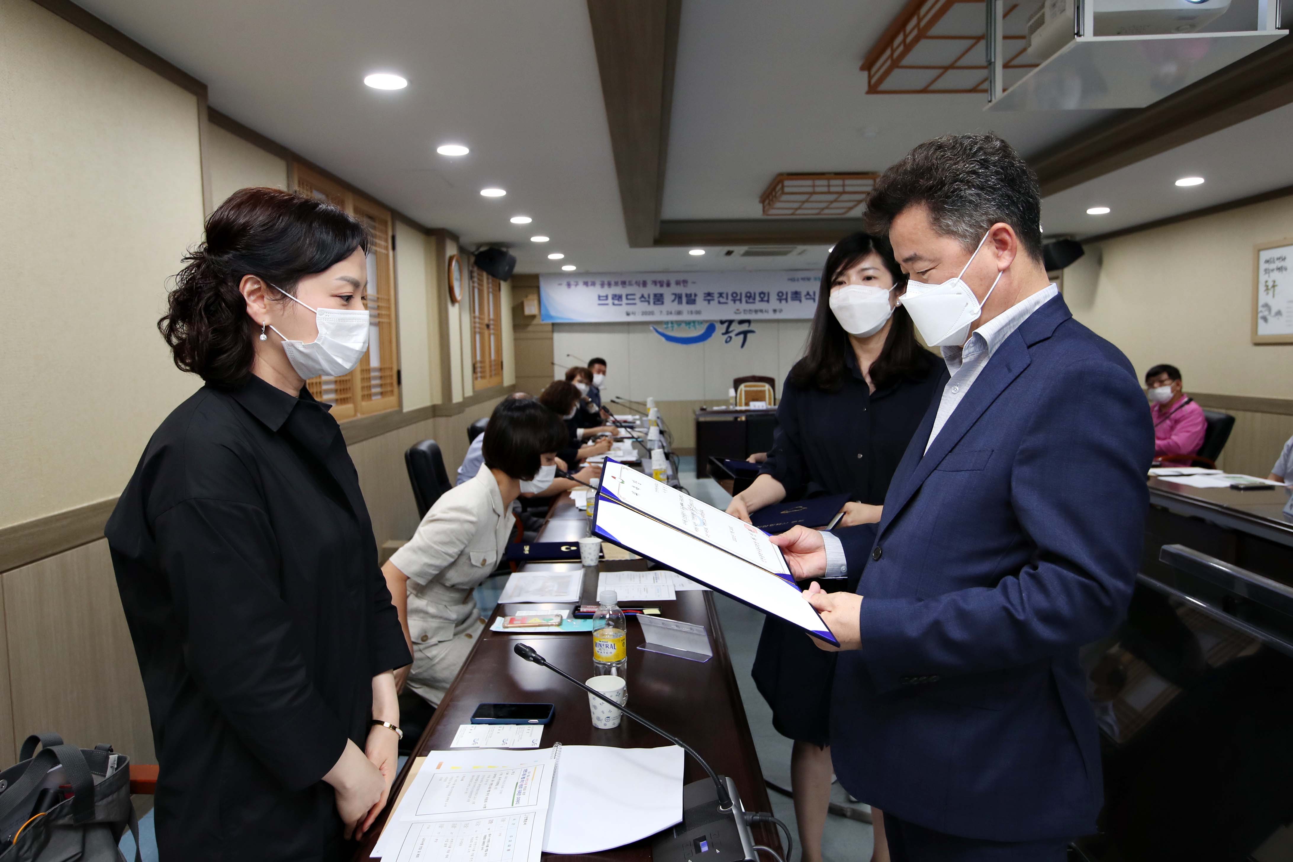 20200724_동구브랜드식품_개발추진위원회_위촉장_수여식15.jpg 이미지