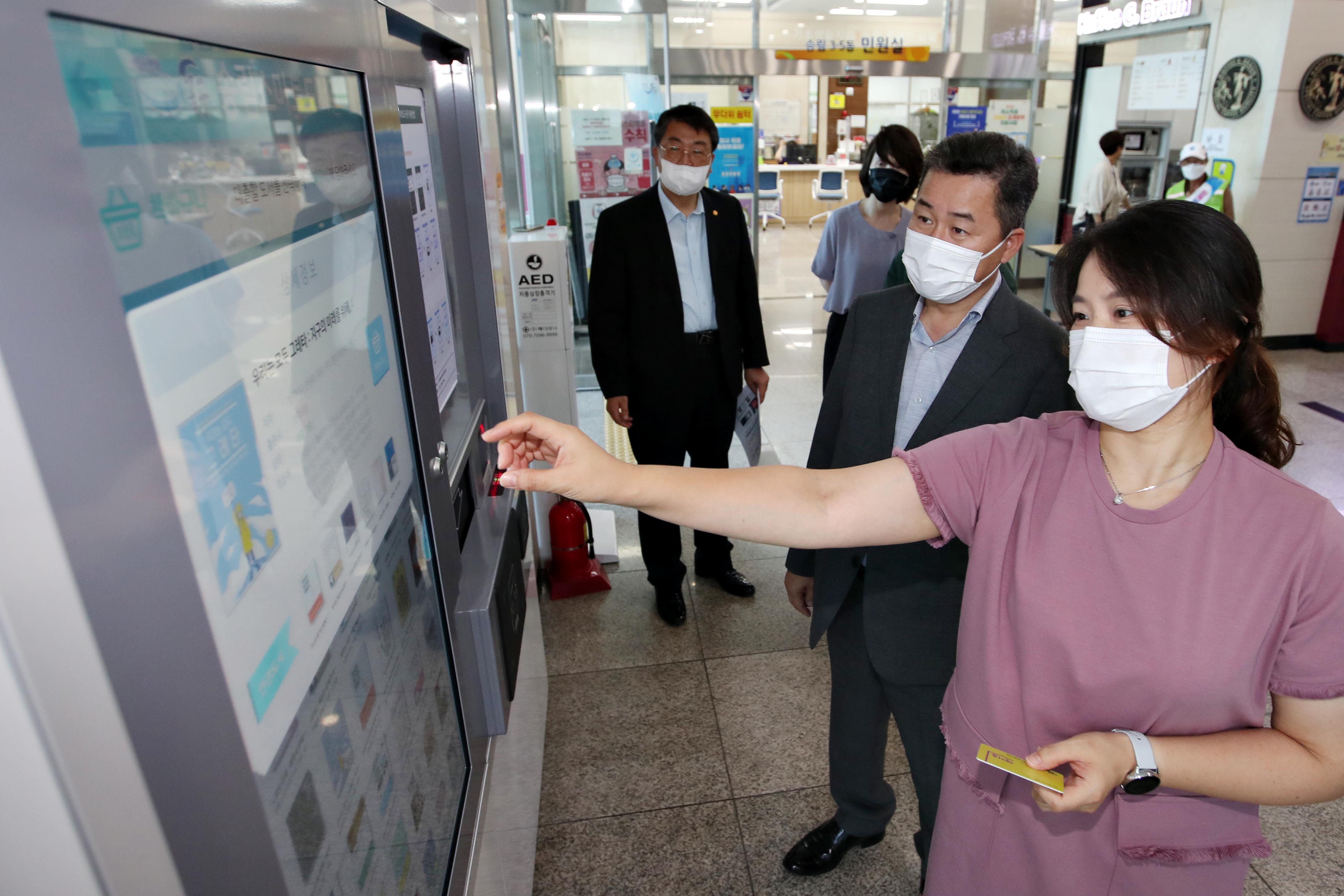 20200826_송림도서관_유모차살균기_등_시연회10.jpg 이미지