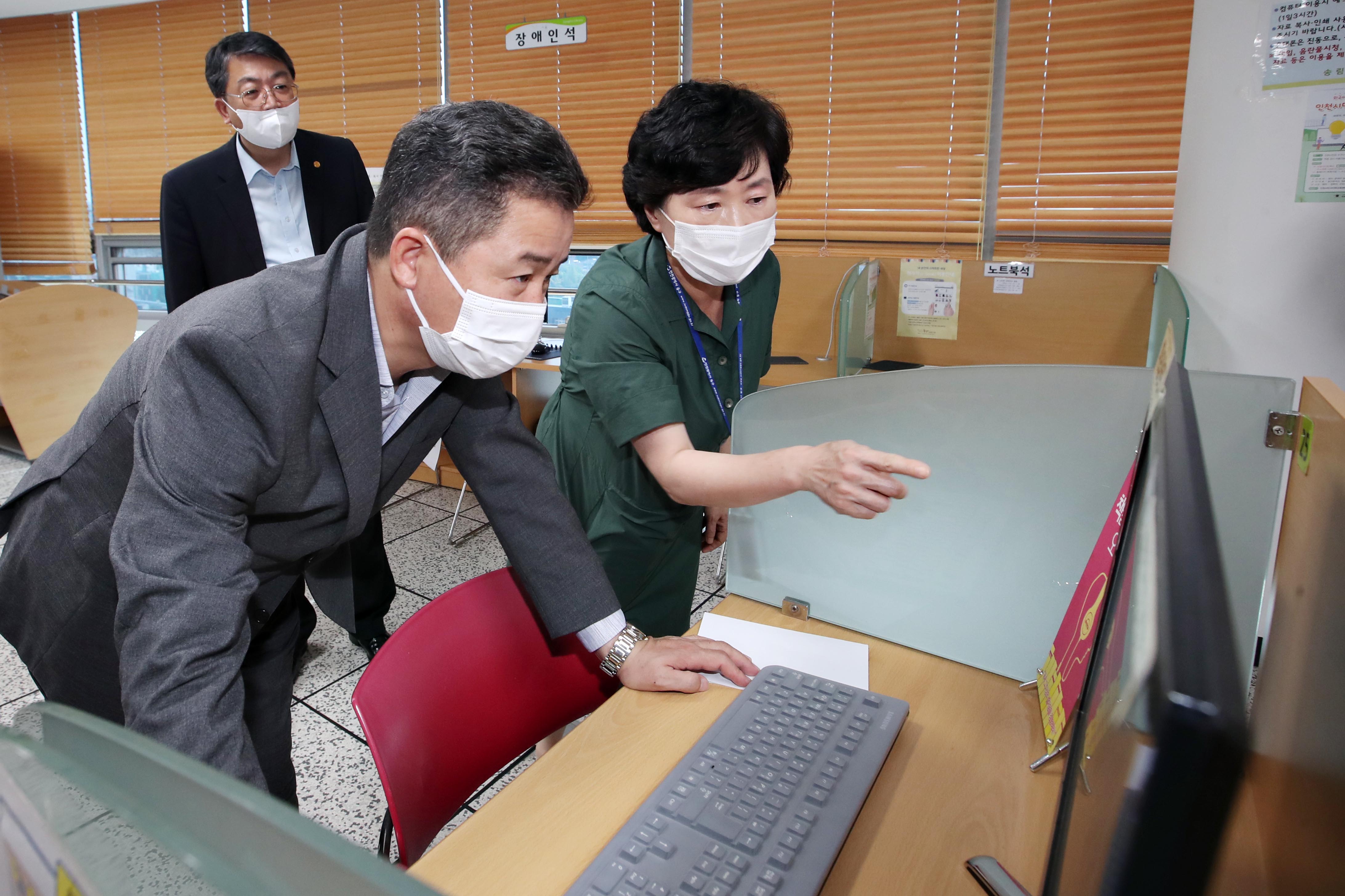 20200826_송림도서관_유모차살균기_등_시연회19.jpg 이미지