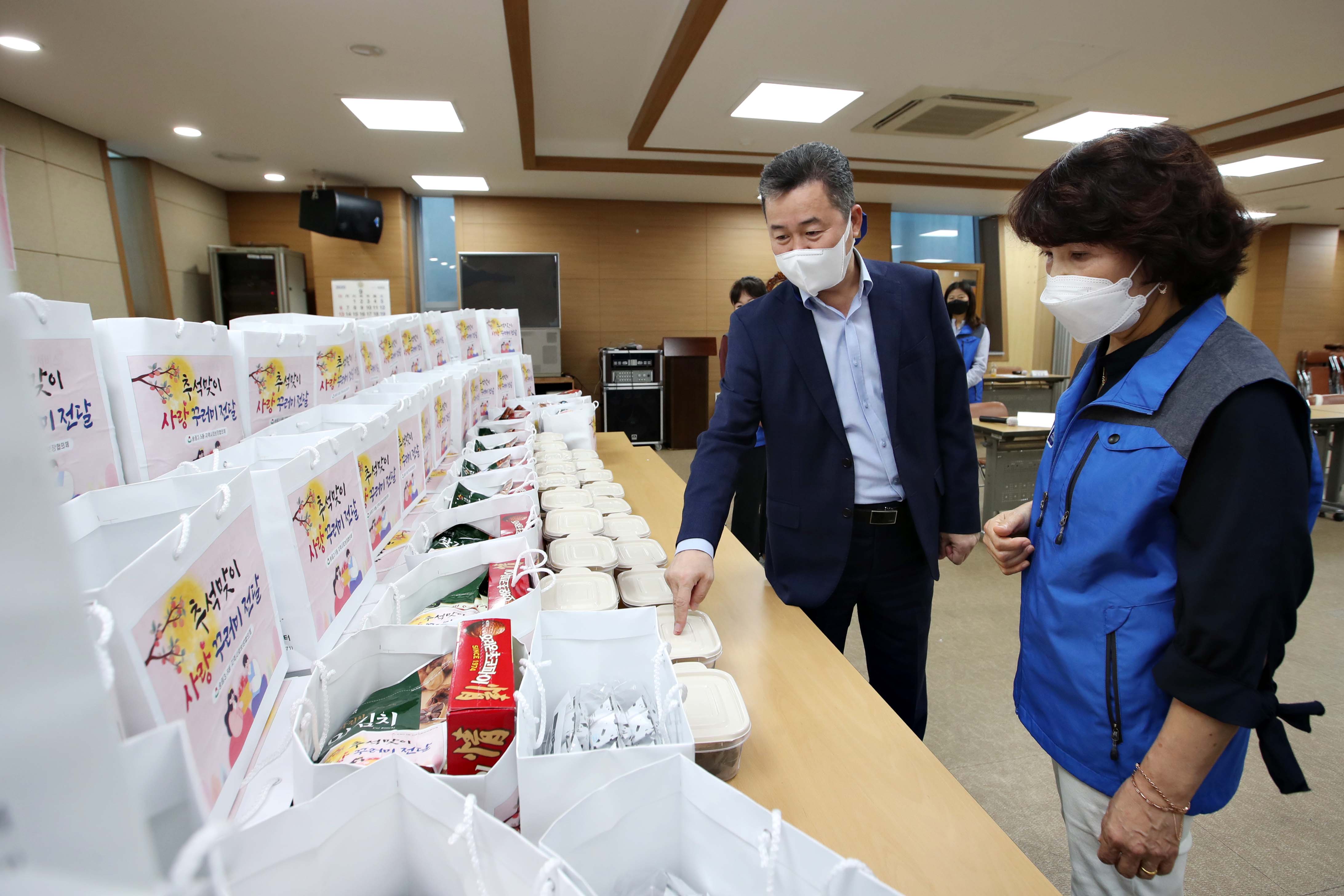 20200922_송림35동_추석맞이_사랑꾸러미_전달_행사10.jpg 이미지