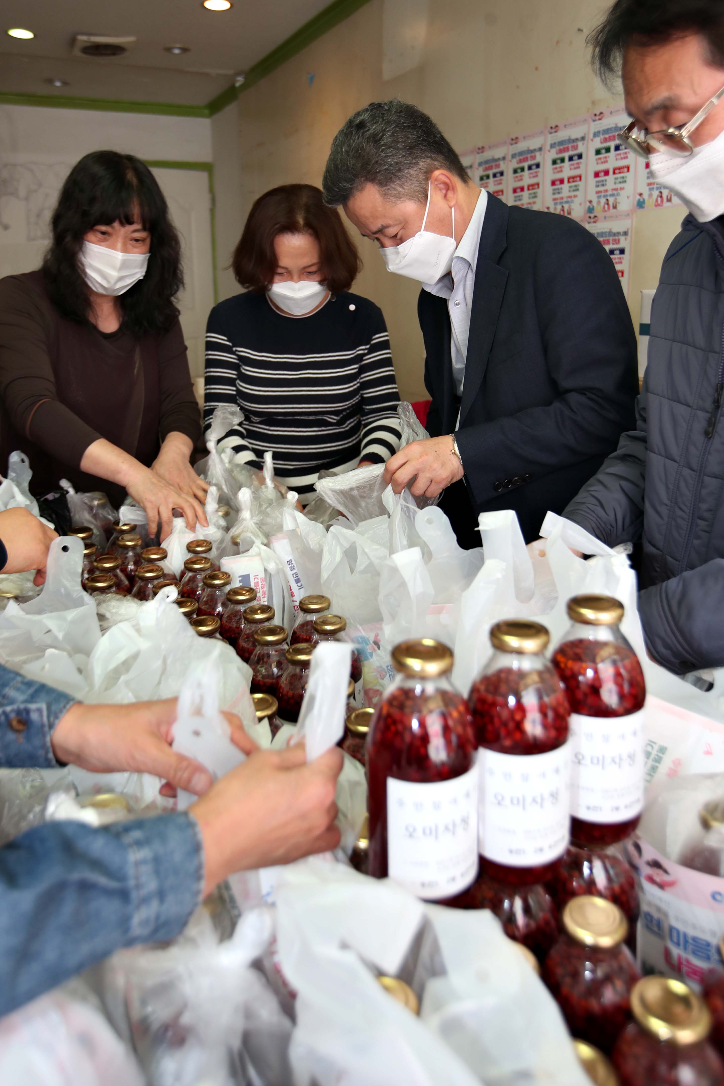 20201013_송현12새마을부녀회_오미자청_나눔_행사6.jpg 이미지