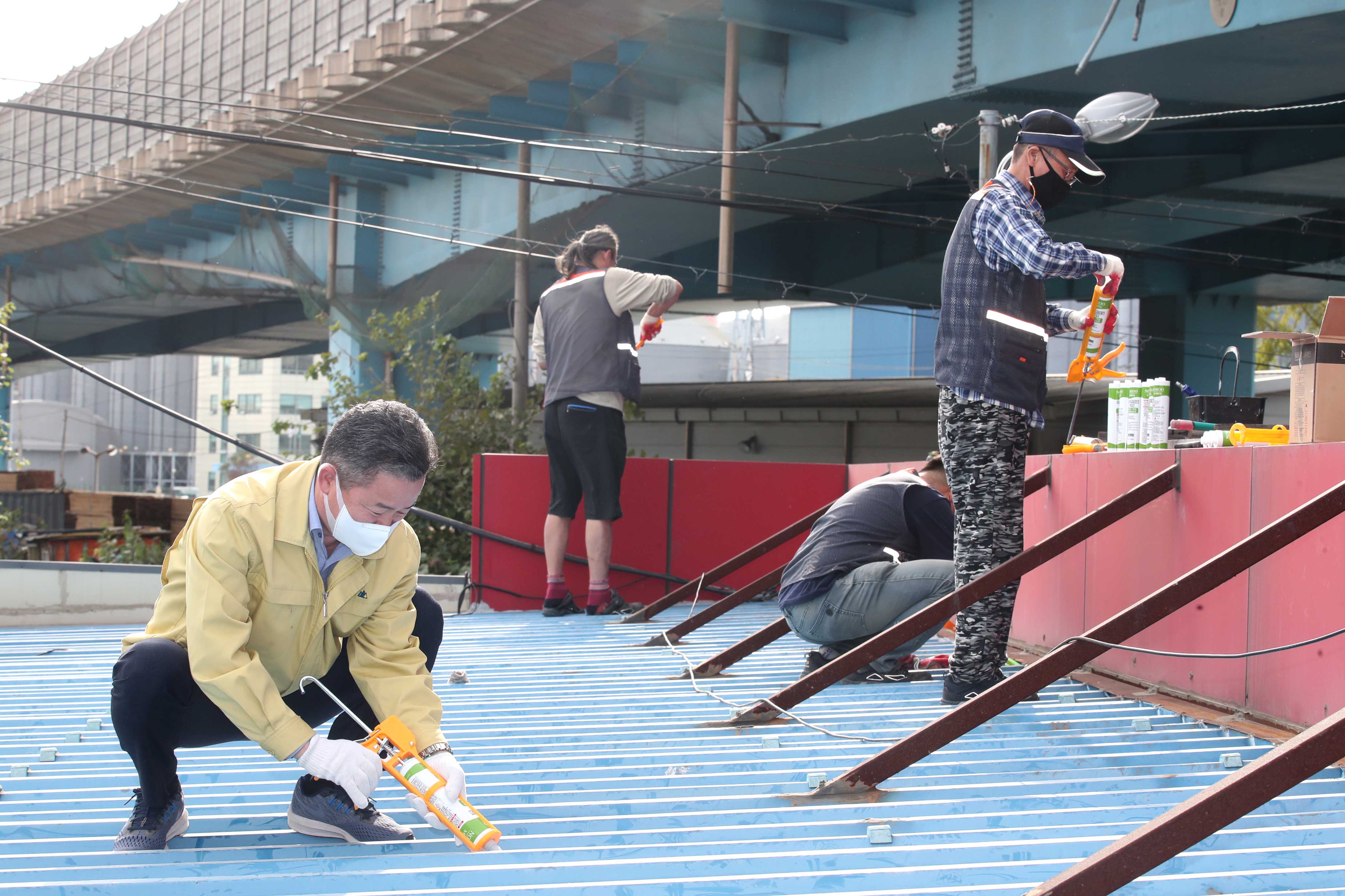 20201014_만석동_굴직판장_지붕수리_현장방문1.jpg 이미지