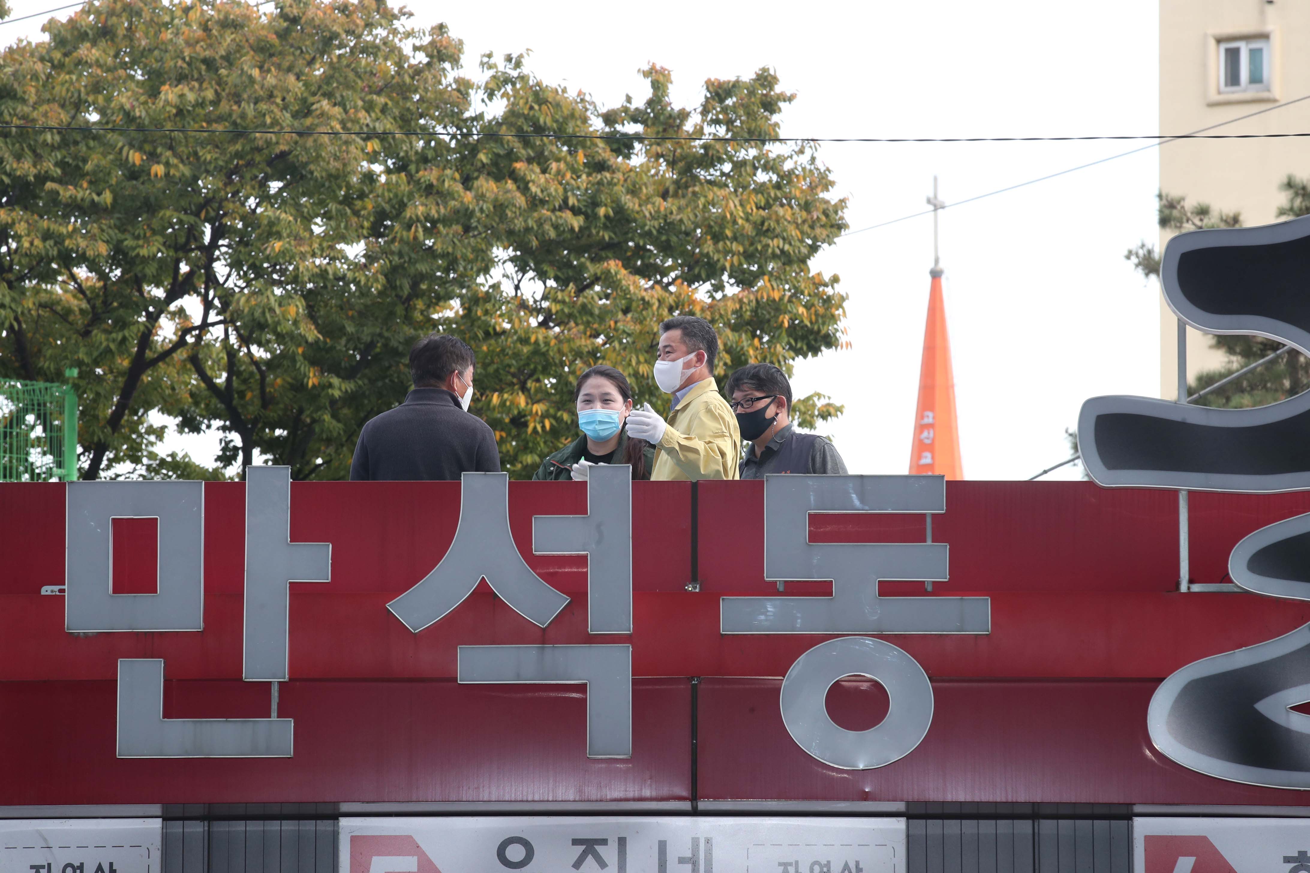 20201014_만석동_굴직판장_지붕수리_현장방문11.jpg 이미지