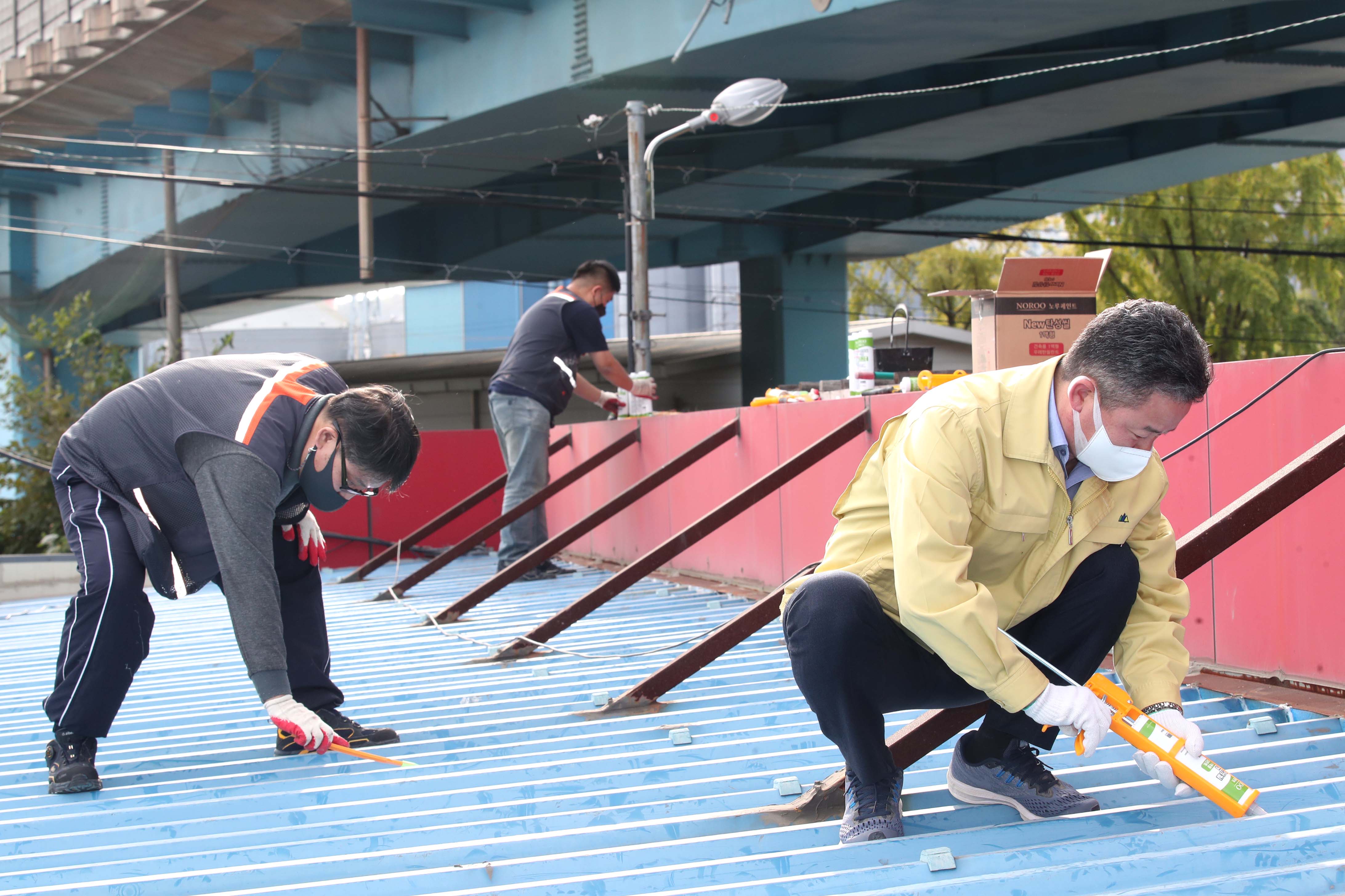20201014_만석동_굴직판장_지붕수리_현장방문4.jpg 이미지
