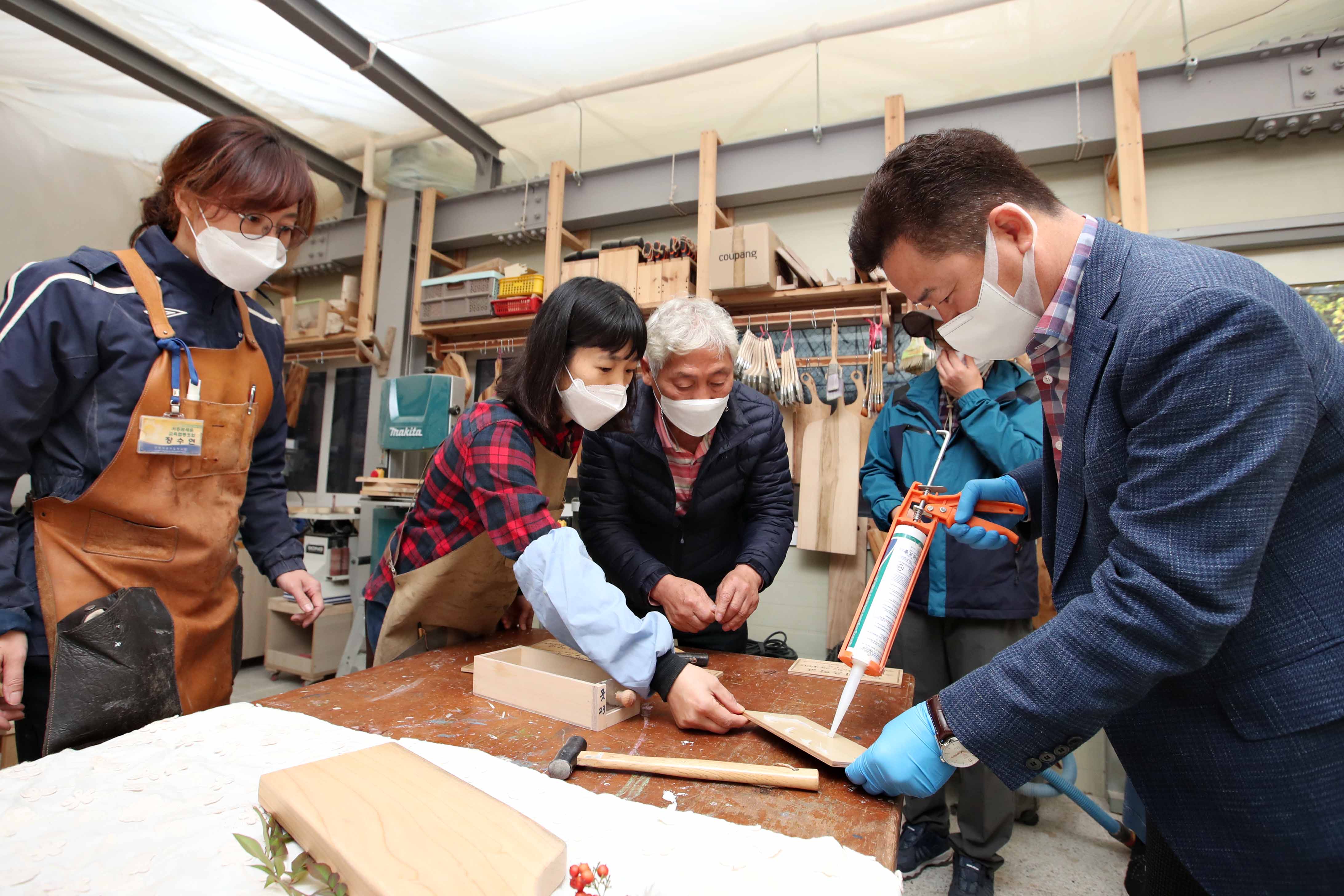 20201031_서흥초_마을학교(DIY_목공교실)_의자_설치1.jpg 이미지