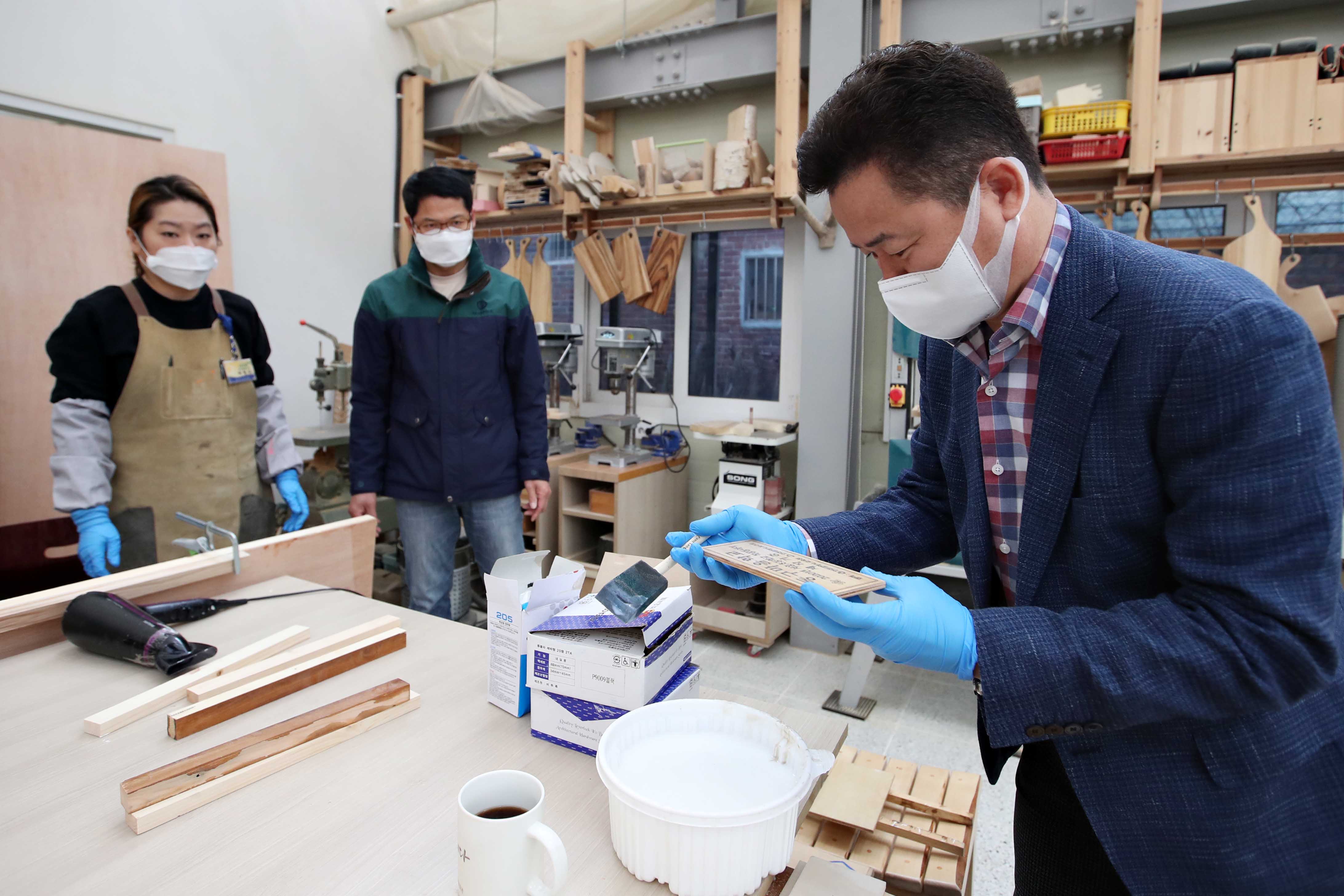 20201031_서흥초_마을학교(DIY_목공교실)_의자_설치12.jpg 이미지
