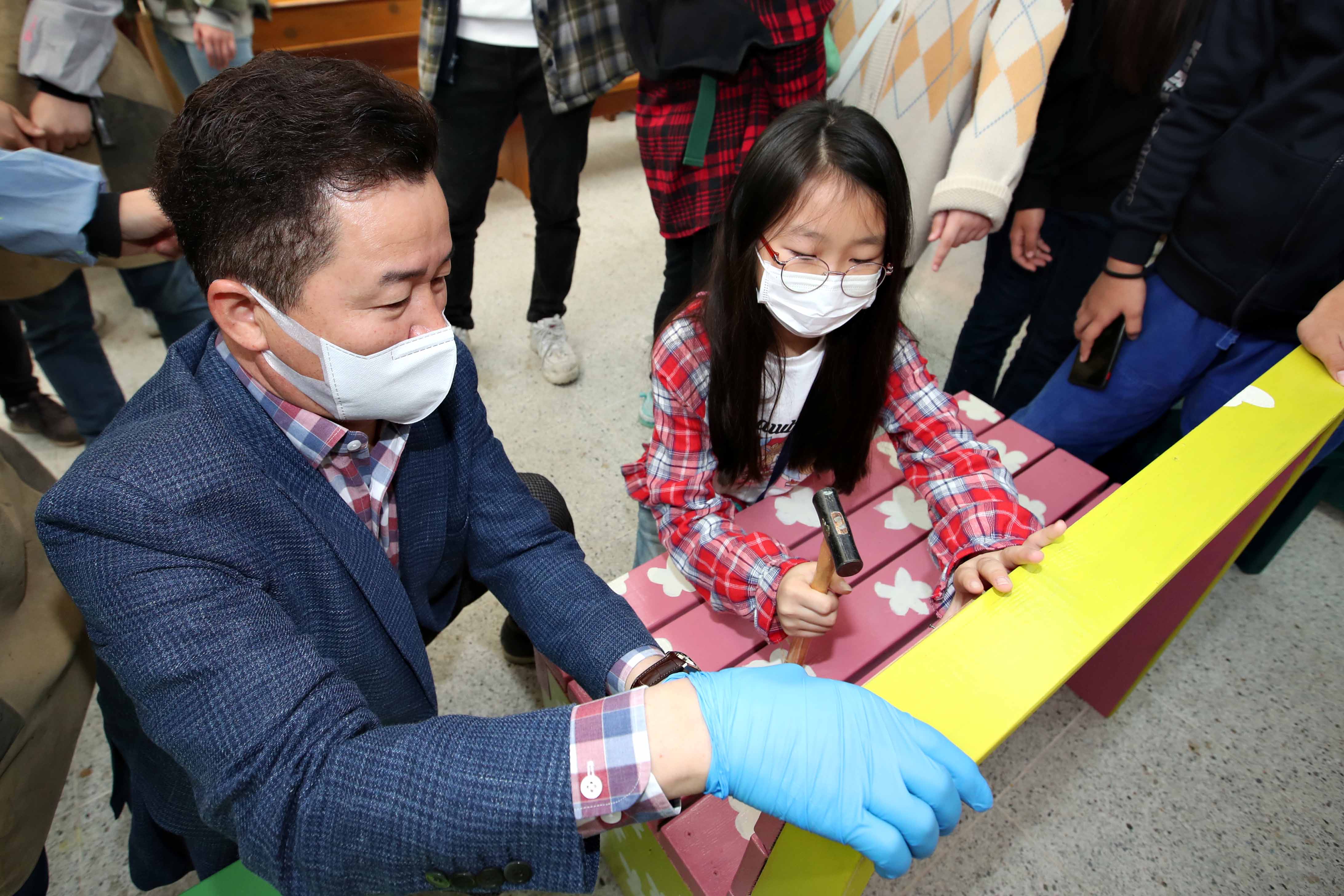 20201031_서흥초_마을학교(DIY_목공교실)_의자_설치16.jpg 이미지