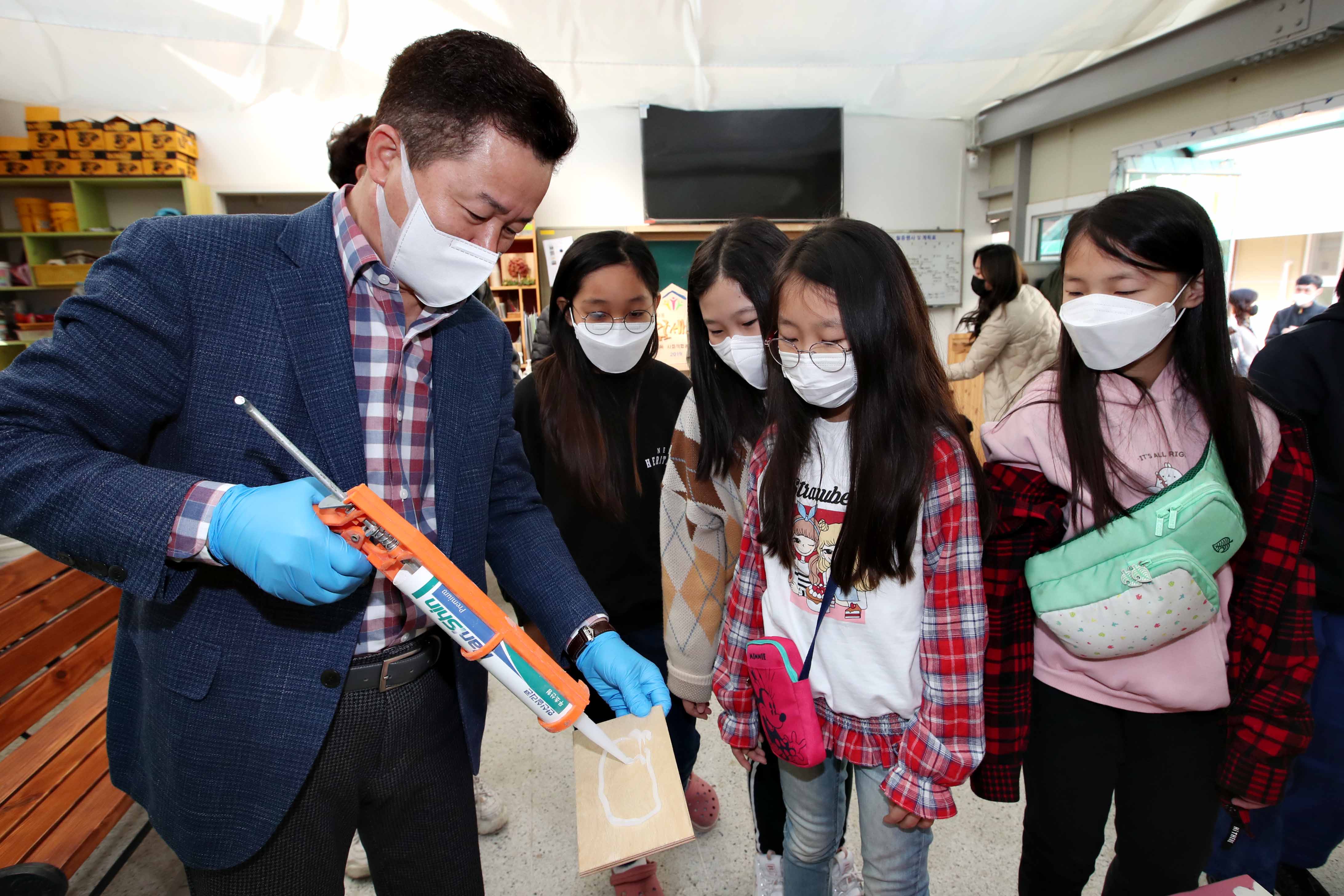 20201031_서흥초_마을학교(DIY_목공교실)_의자_설치2.jpg 이미지
