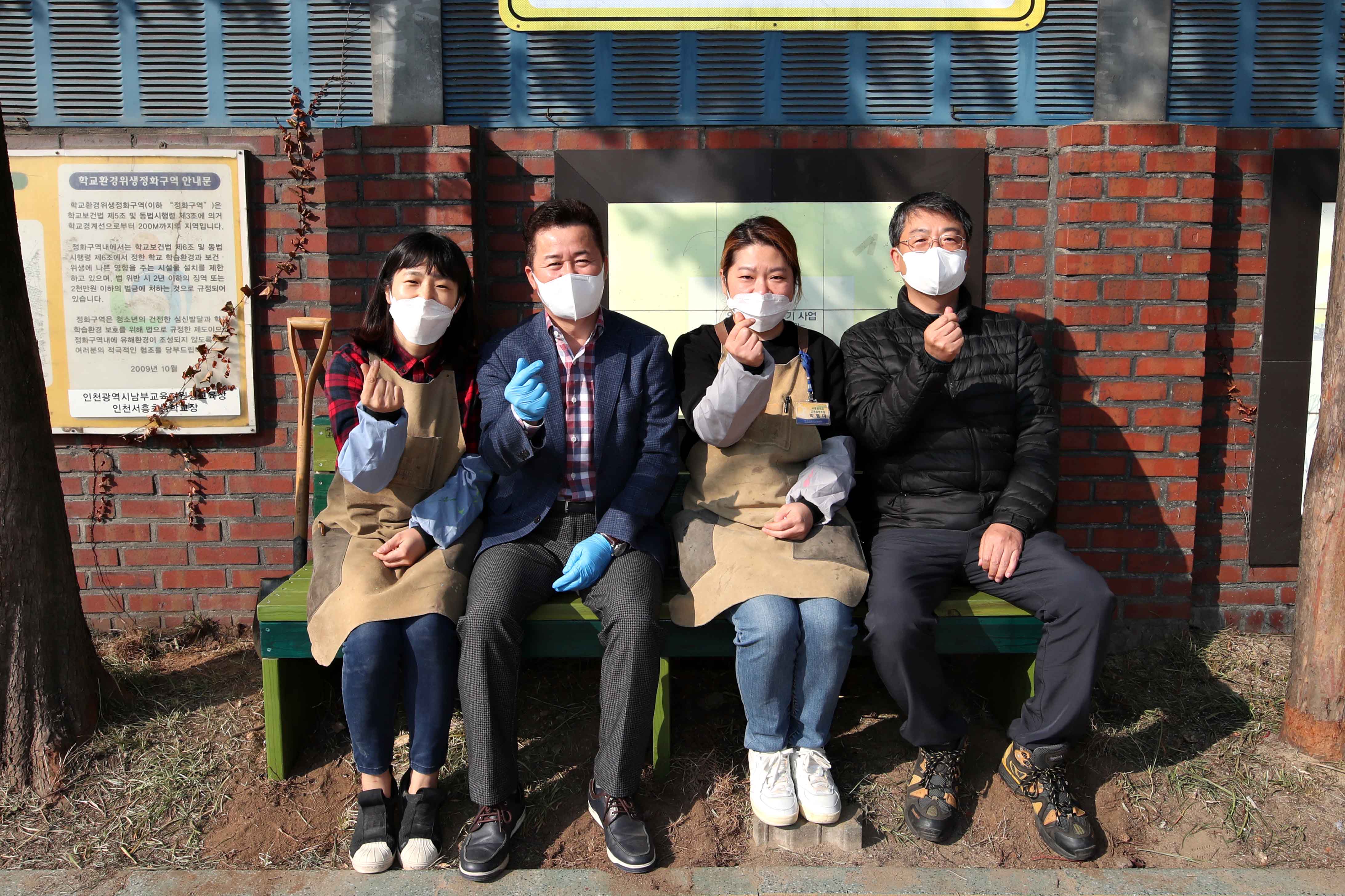 20201031_서흥초_마을학교(DIY_목공교실)_의자_설치25.jpg 이미지