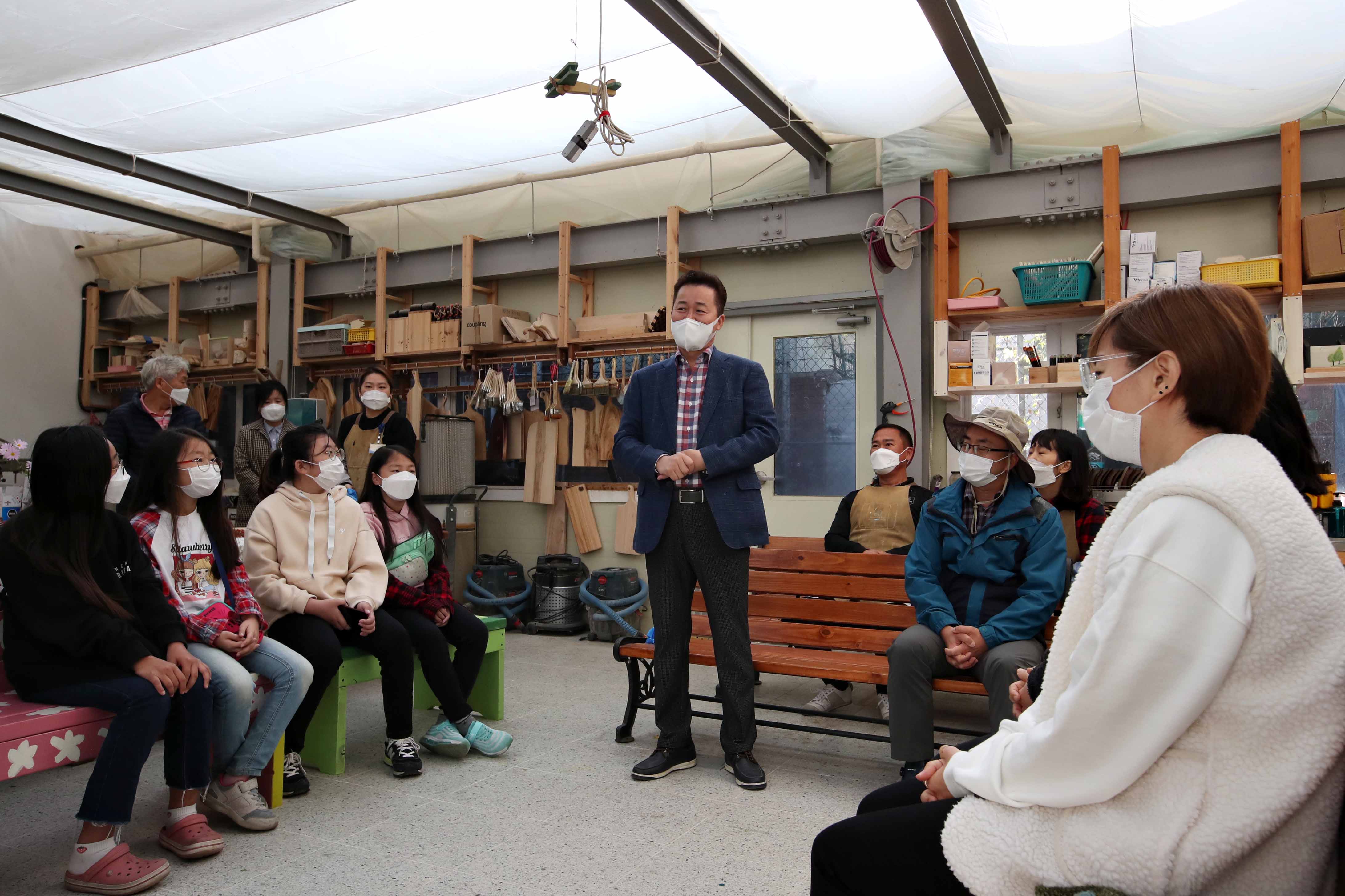20201031_서흥초_마을학교(DIY_목공교실)_의자_설치5.jpg 이미지