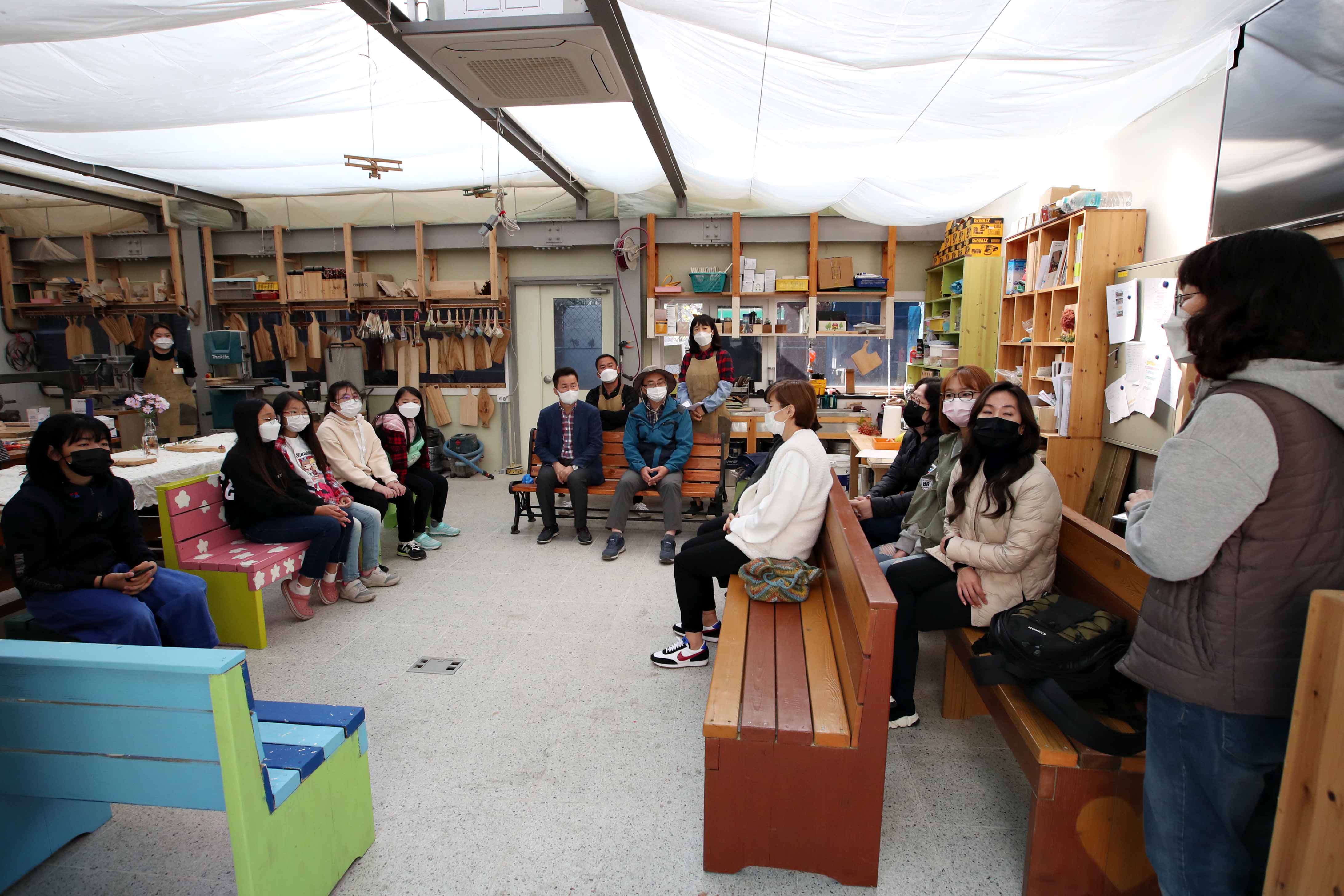 20201031_서흥초_마을학교(DIY_목공교실)_의자_설치7.jpg 이미지