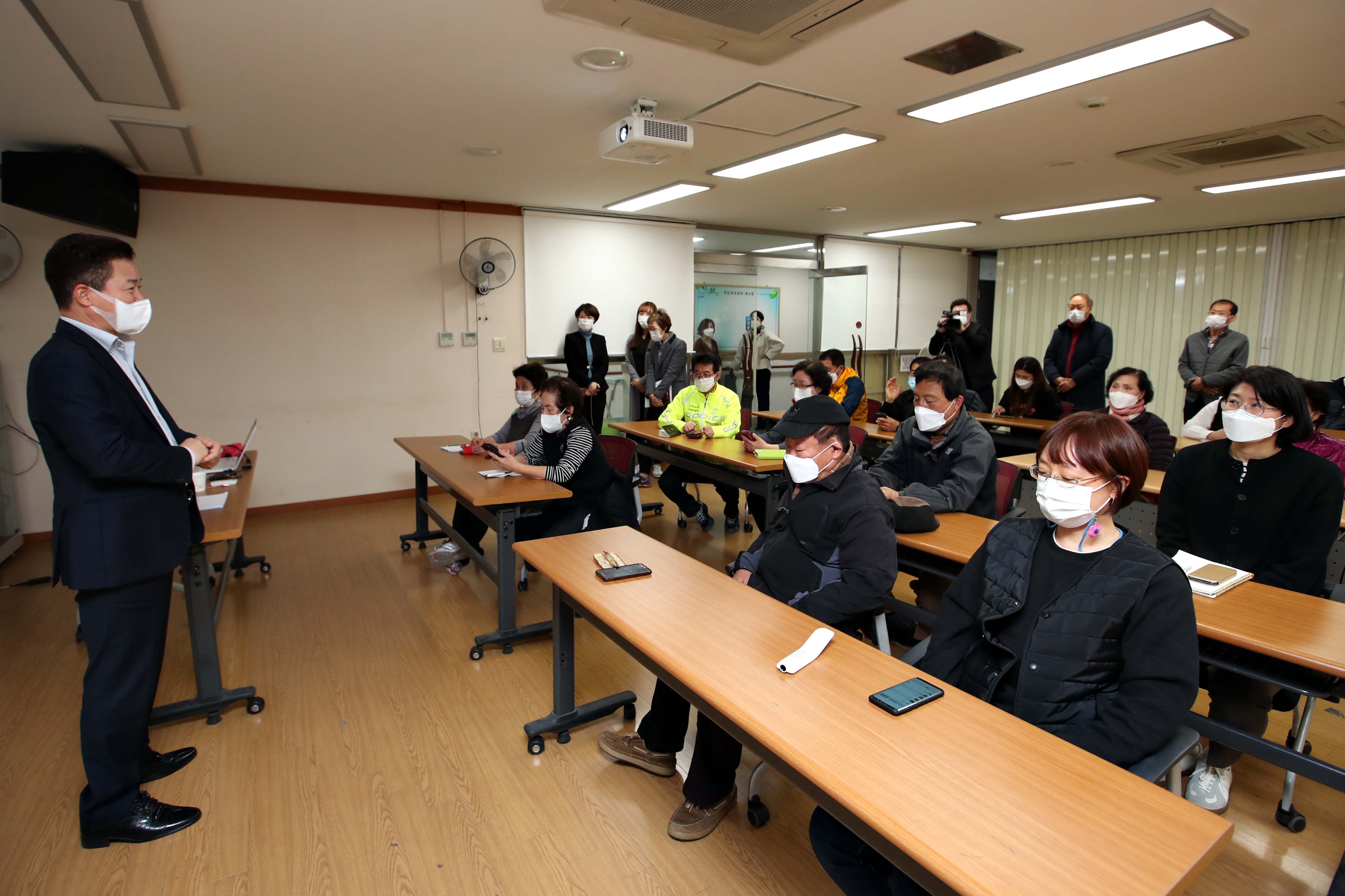 20201104_금창동_스마트폰_활용_기초교육3.jpg 이미지