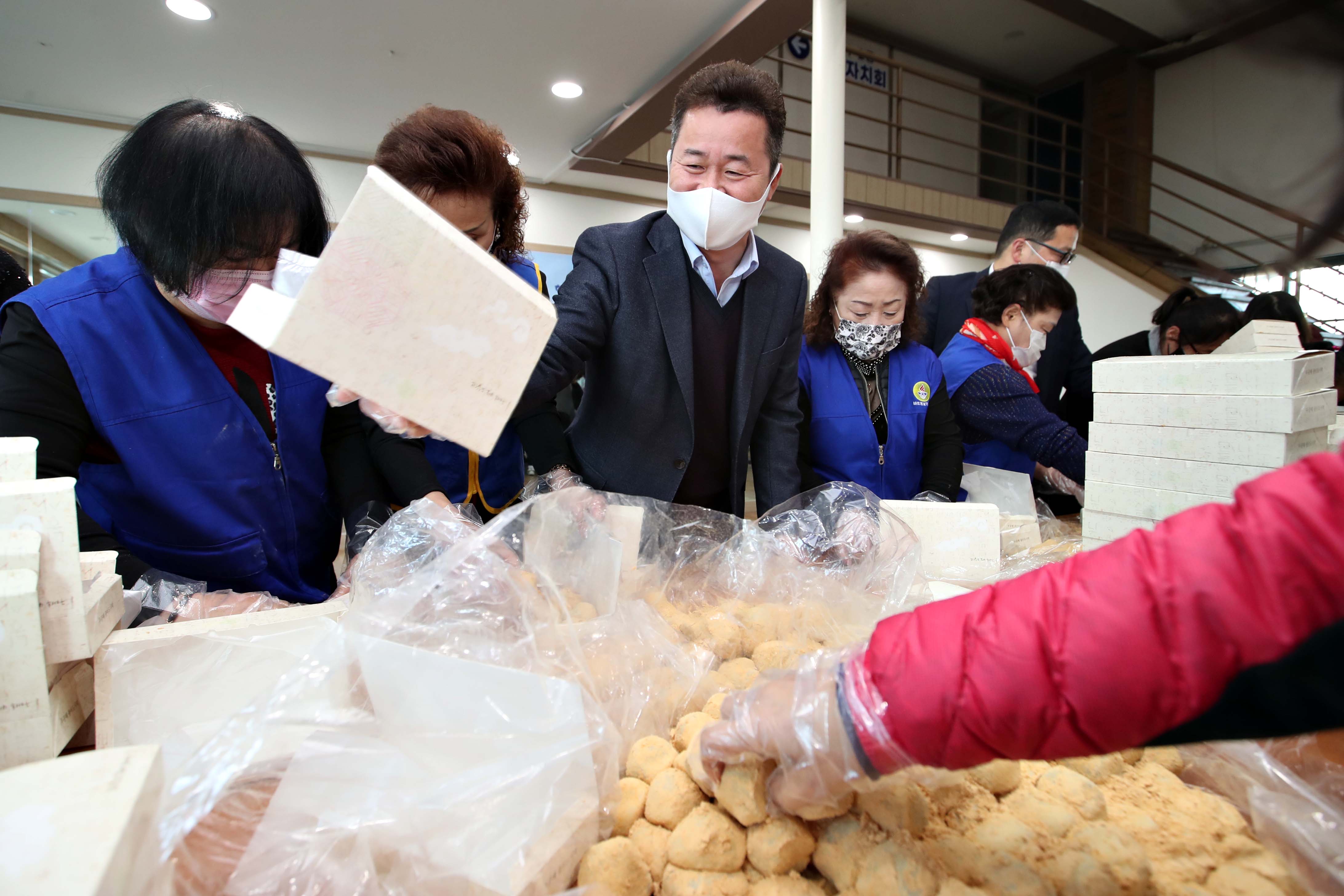 20201130_송현12동바르게살기위원회_수능떡_나눔행사3.jpg 이미지