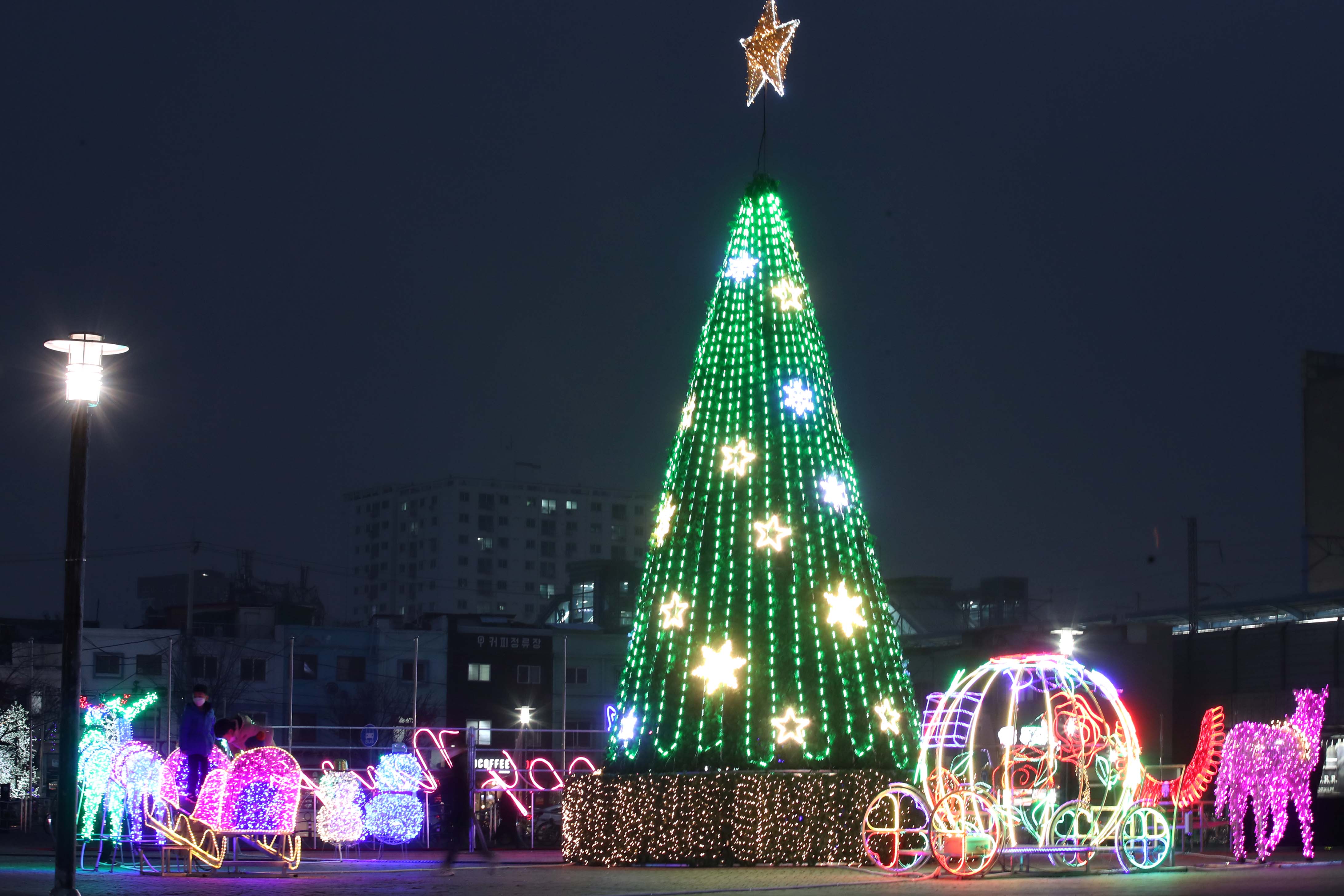 20201210_취약계층_물품전달_및_동구_희망트리_점등식15.jpg 이미지