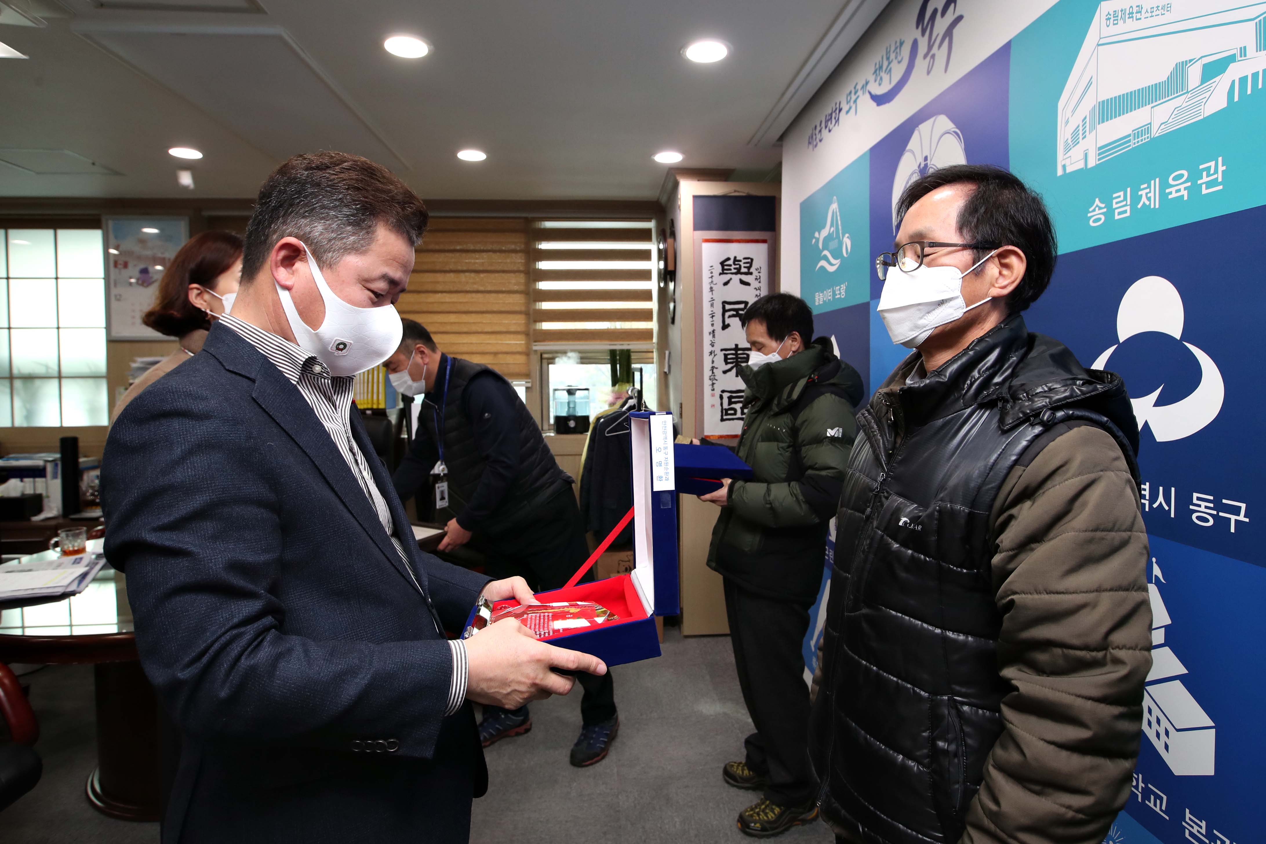 20201218_환경미화원_정년_퇴임_및_모범공무직_시상8.jpg 이미지