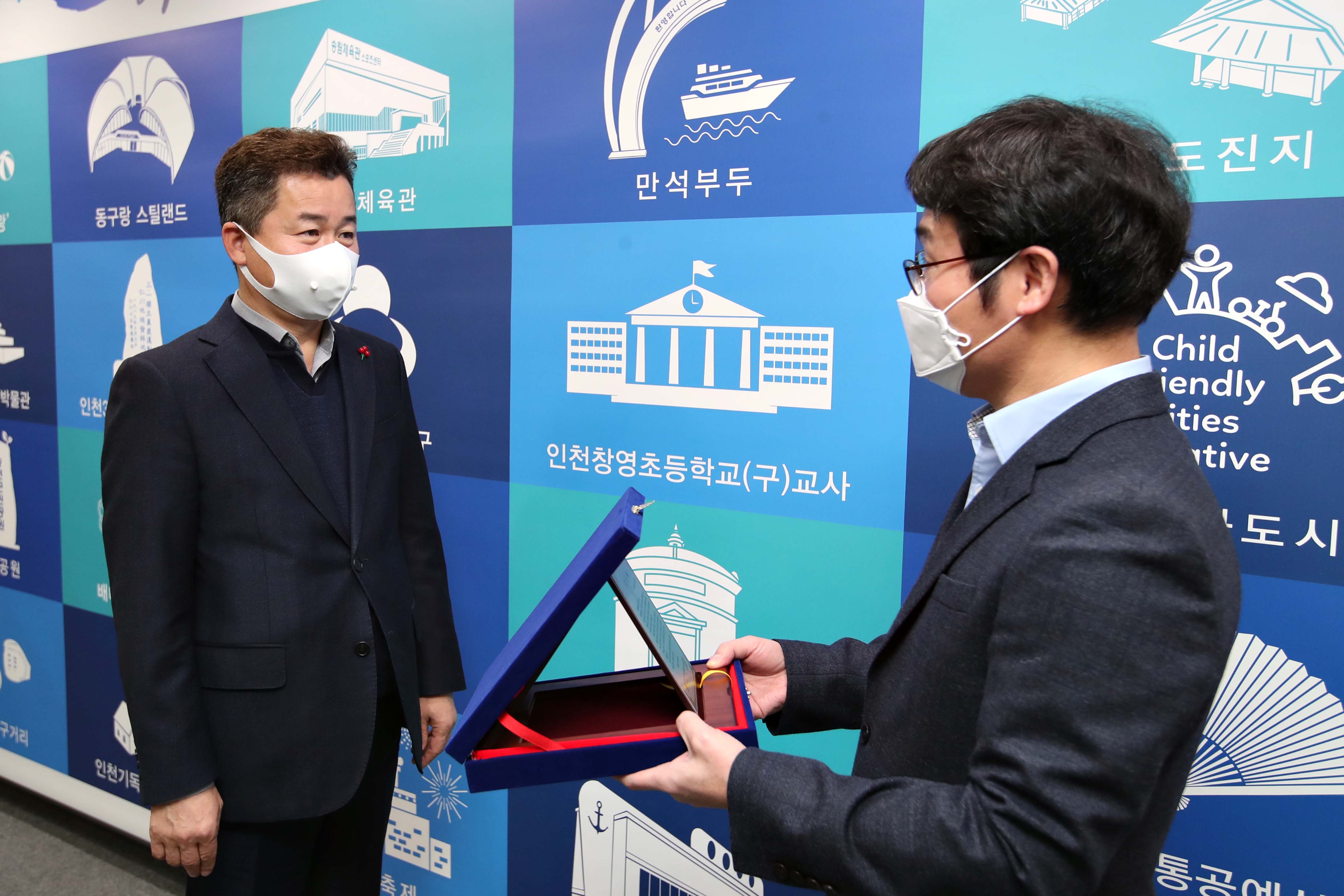 20201223_한국사회복지행정연구회_감사패_전달4.jpg 이미지
