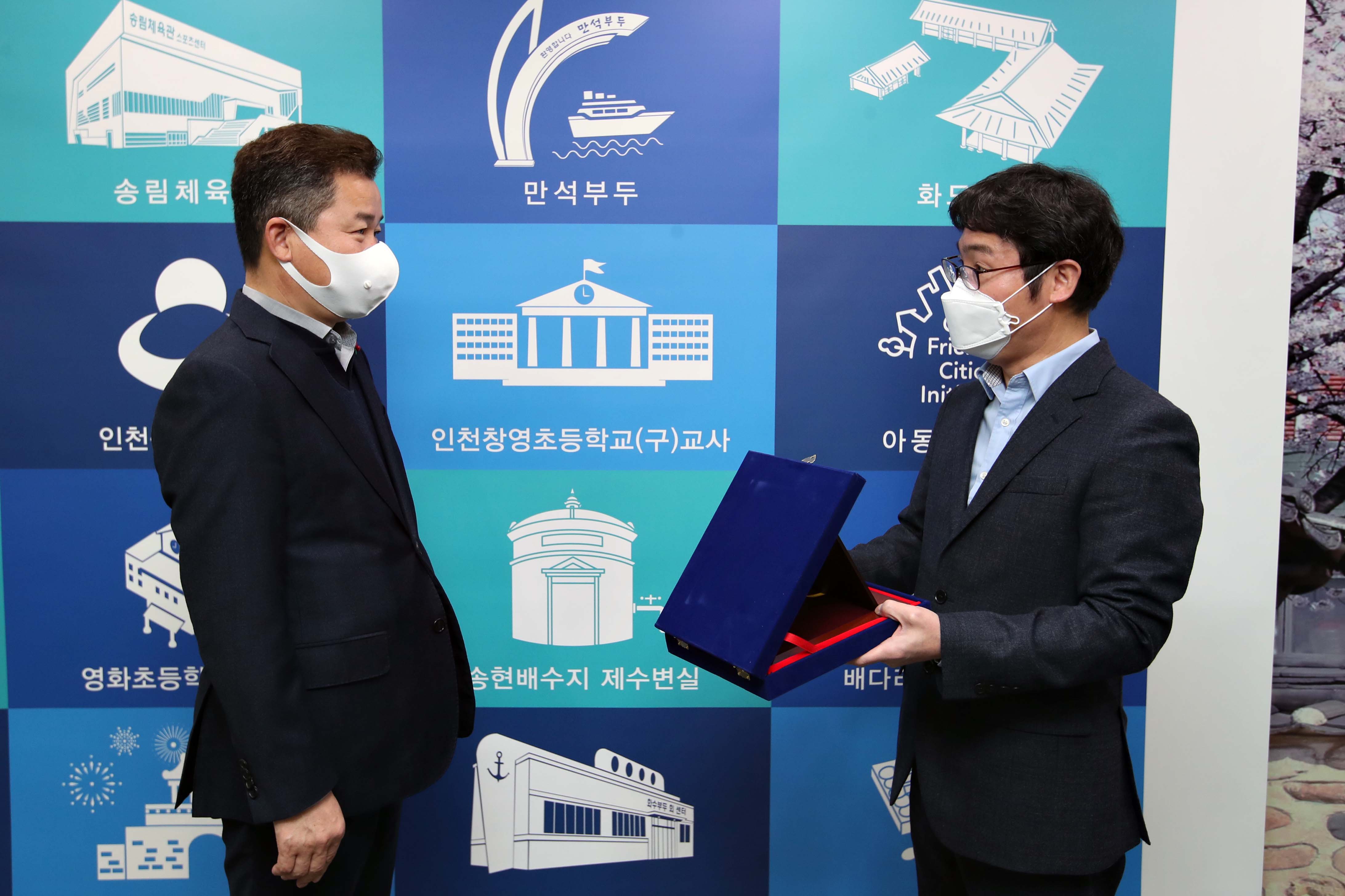20201223_한국사회복지행정연구회_감사패_전달5.jpg 이미지