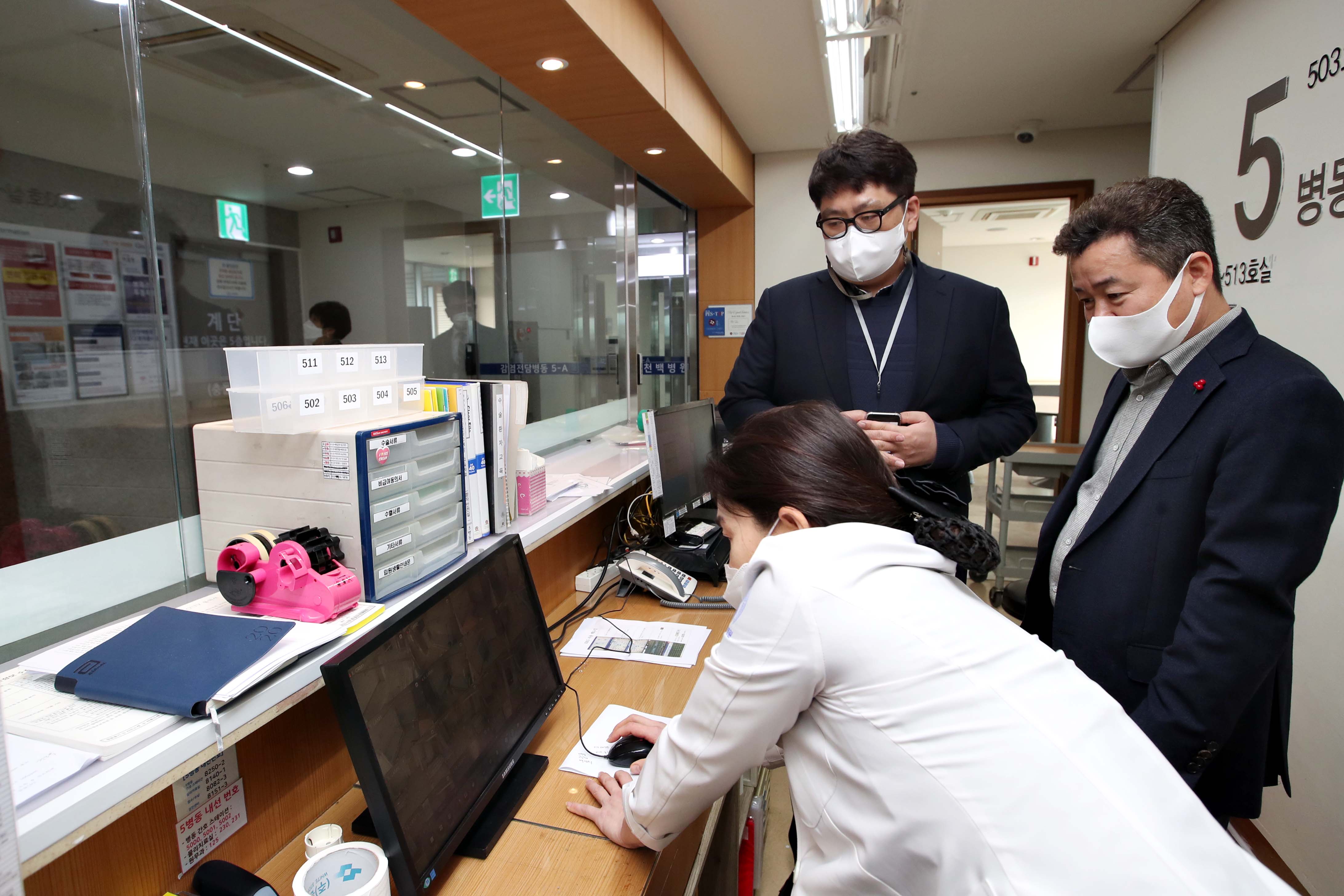 20201228_백병원_음압병동_라운딩1.jpg 이미지