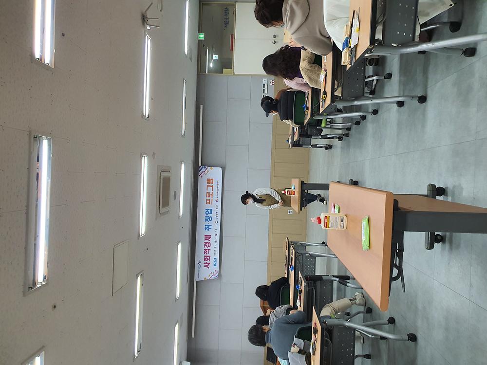 12.2.(수) 동구주민행복센터에서 진행된 사회적경제 취창업 프로그램 중 목공소품 만들기 교육 사진입니다. 사진
