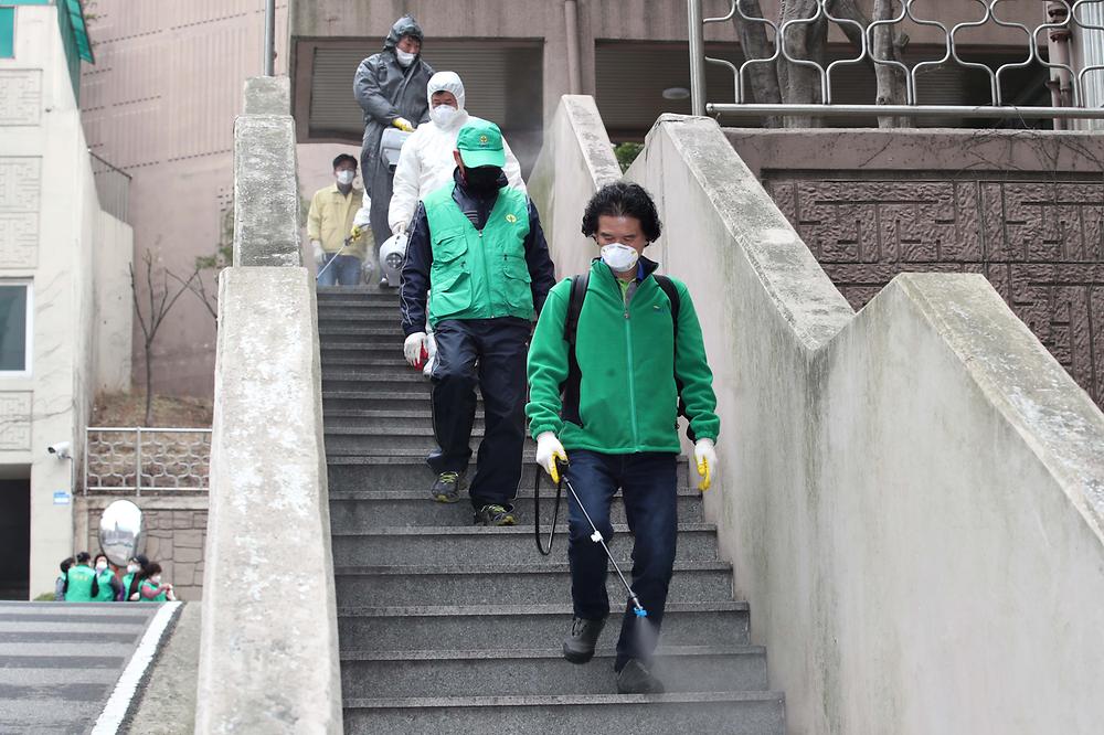 코로나19 대응 관내 아파트 방역활동 사진