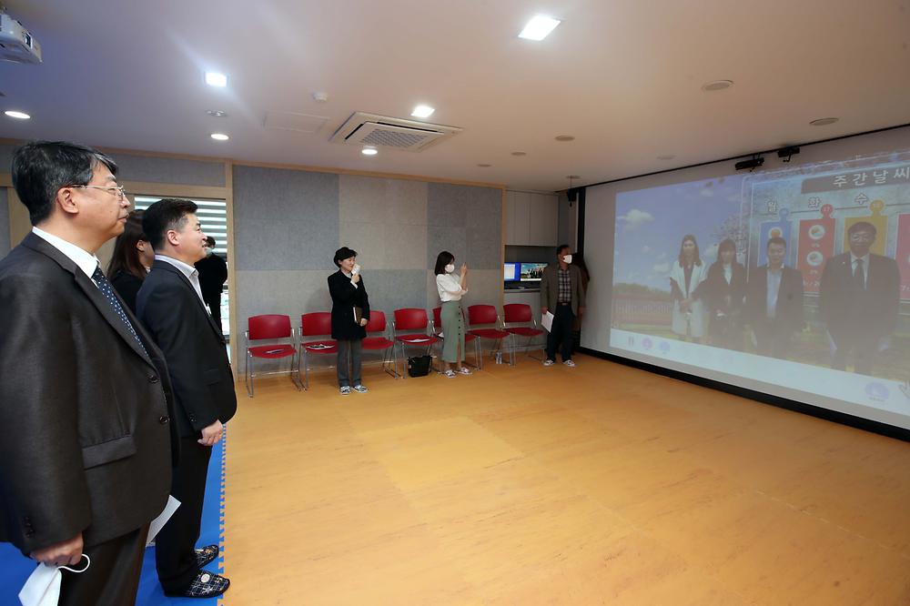 송림도서관 가상현실 체험학습관 시연회 사진