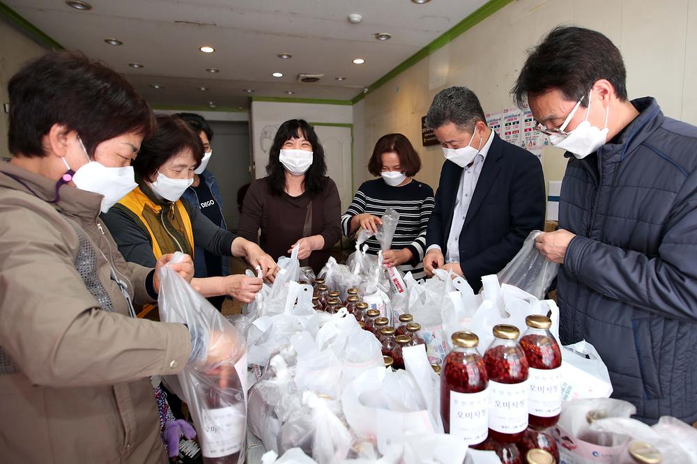 송현1·2동새마을부녀회 오미자청 나눔 사진