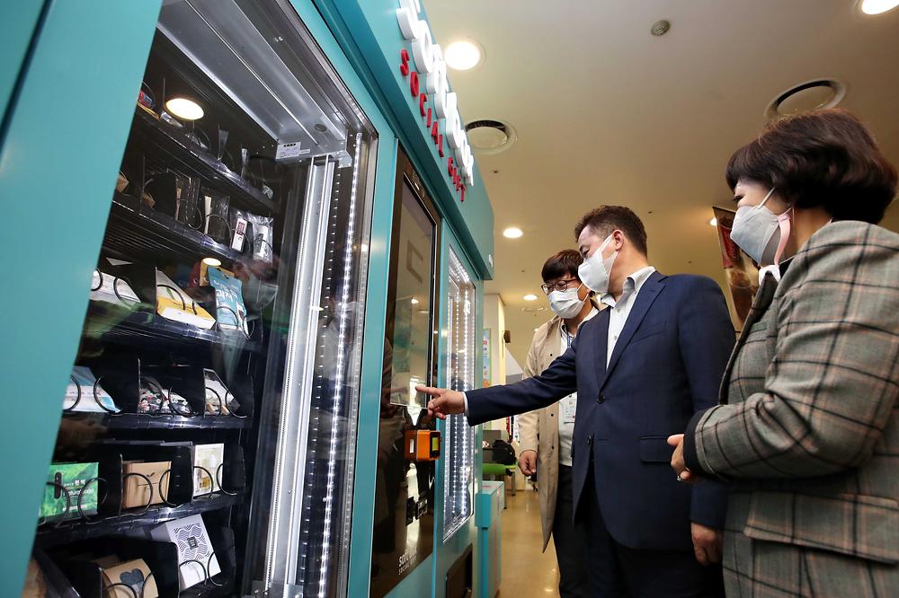 사회적경제기업 이동성홍보판매관 제막식 사진