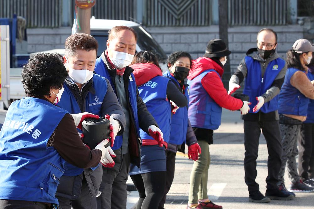 바르게살기운동 동구협의회 사랑의 연탄나눔 사진