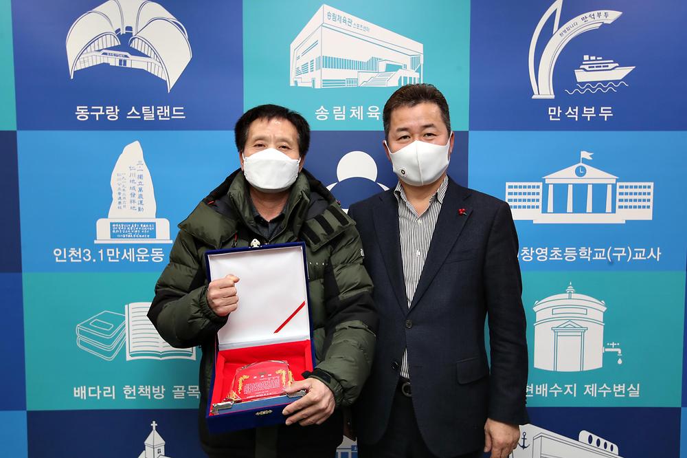 환경미화원 정년 퇴임 및 모범공무직 시상 사진