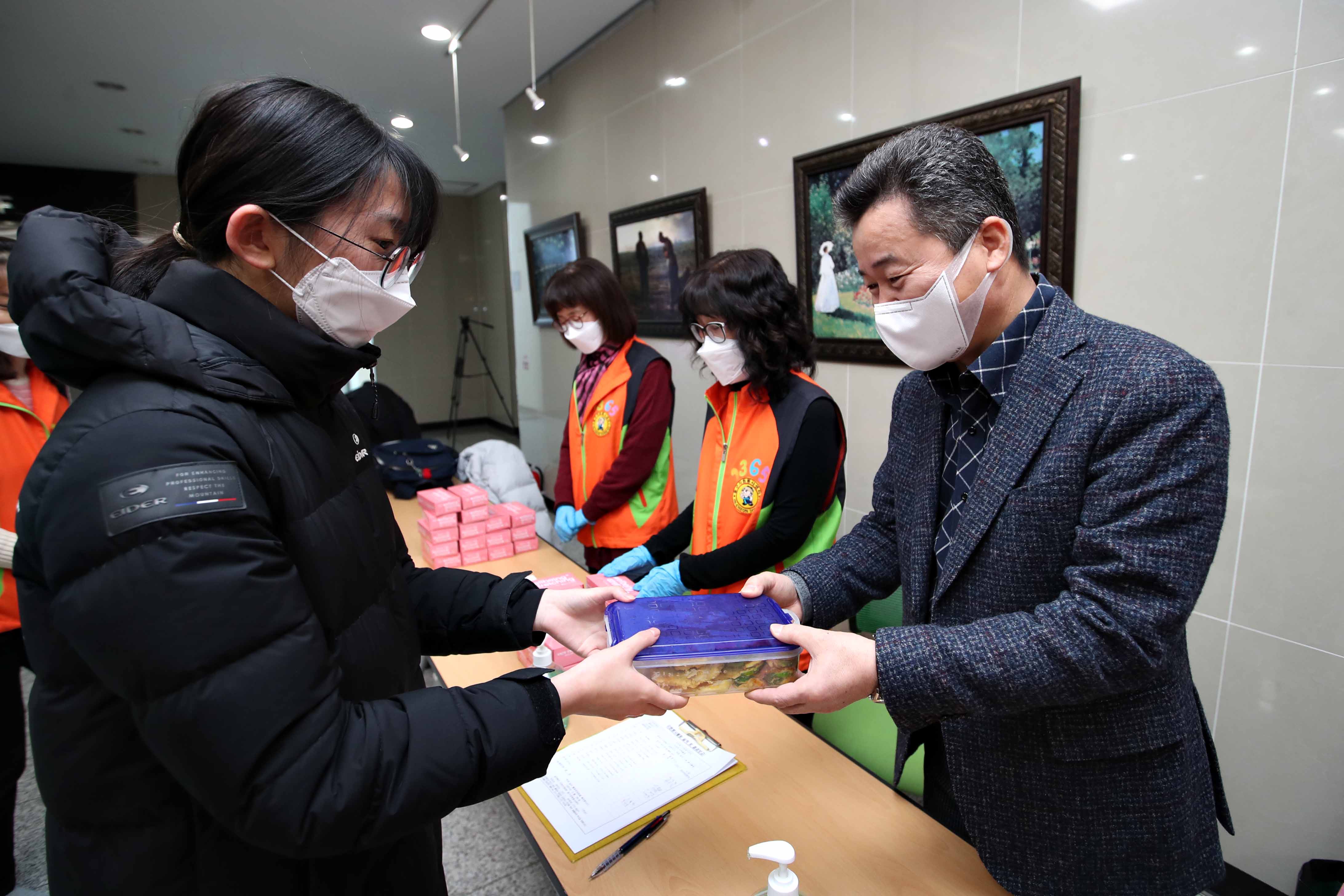 20210209_자원봉사센터_명절음식_나눔7.jpg 이미지